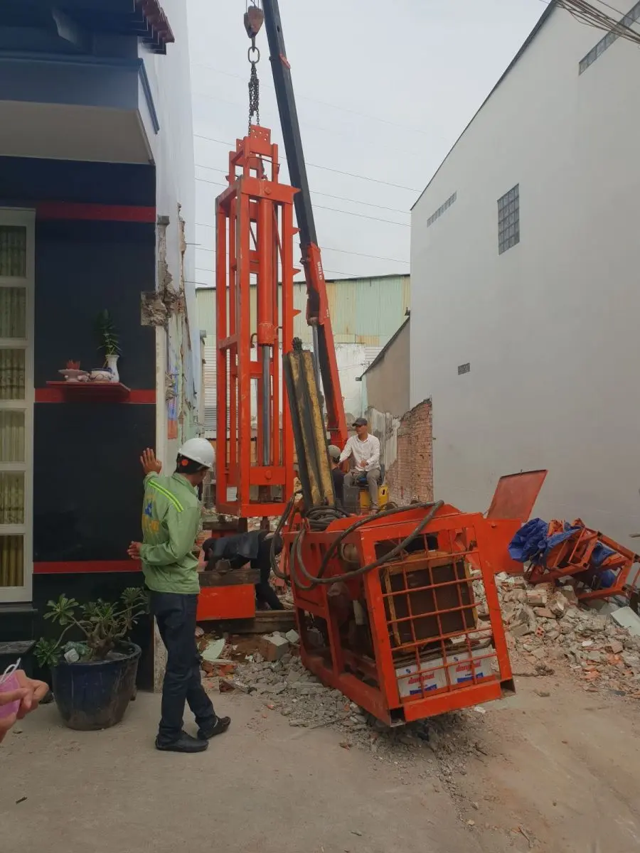 &Eacute;p cọc b&ecirc; t&ocirc;ng gia cố m&oacute;ng nh&agrave; phố T&acirc;n Tạo B&igrave;nh T&acirc;n &ndash; X&acirc;y Dựng Kim Anh đưa m&aacute;y &eacute;p v&agrave;o l&ocirc; đất