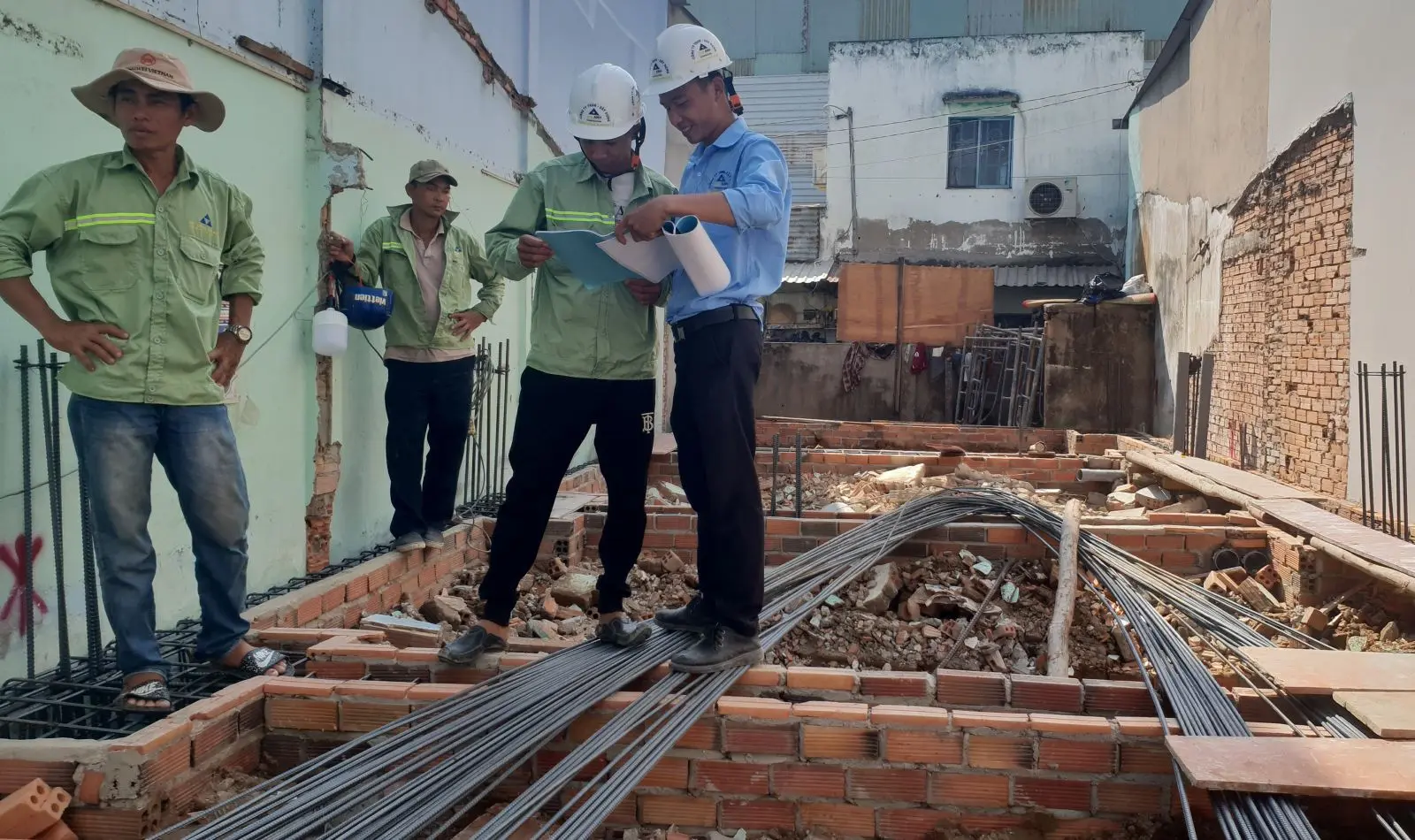 Kỹ sư Kim Anh kiểm tra hồ sơ v&agrave; cốt th&eacute;p m&oacute;ng nh&agrave; phố T&acirc;n Tạo B&igrave;nh T&acirc;n trước khi đổ b&ecirc; t&ocirc;ng