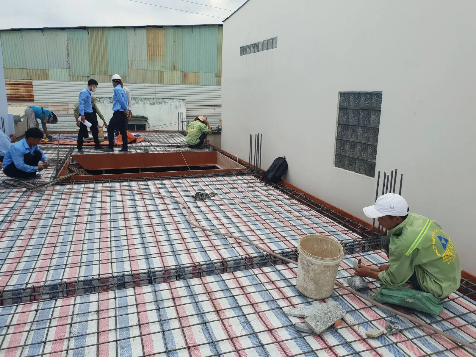 Đan th&eacute;p v&agrave; nghiệm thu s&agrave;n lầu 2 nh&agrave; phố T&acirc;n Tạo B&igrave;nh T&acirc;n &ndash; Kỹ sư Kim Anh kiểm tra trước khi đổ b&ecirc; t&ocirc;ng