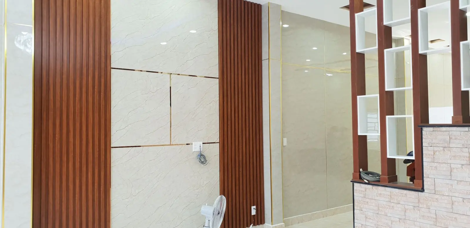 V&aacute;ch lam gỗ v&agrave; đ&aacute; ốp tường v&acirc;n marble ph&ograve;ng kh&aacute;ch nh&agrave; phố T&acirc;n Tạo B&igrave;nh T&acirc;n &ndash; X&acirc;y Dựng Kim Anh ho&agrave;n thiện
