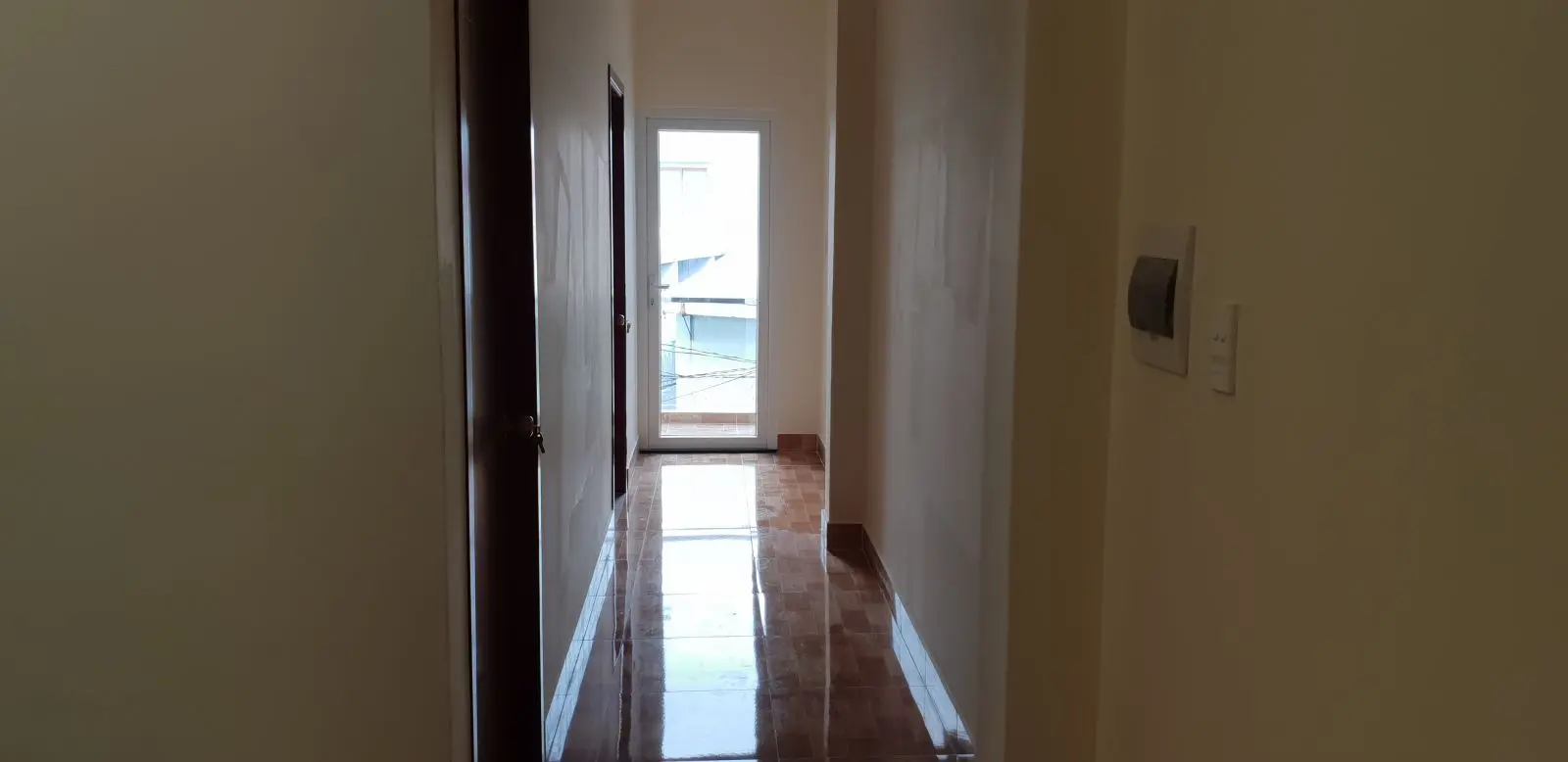 Khu h&agrave;nh lang tầng lầu nh&agrave; phố T&acirc;n Tạo B&igrave;nh T&acirc;n sau ho&agrave;n thiện &ndash; L&aacute;t gạch b&oacute;ng, cửa tho&aacute;ng cuối h&agrave;nh lang