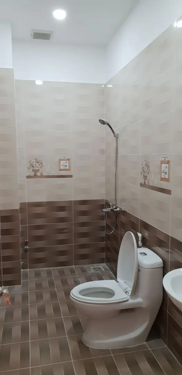 Nh&agrave; vệ sinh ho&agrave;n thiện ốp gạch v&acirc;n đ&aacute; nh&agrave; phố trọn g&oacute;i T&acirc;n Tạo B&igrave;nh T&acirc;n &ndash; X&acirc;y Dựng Kim Anh