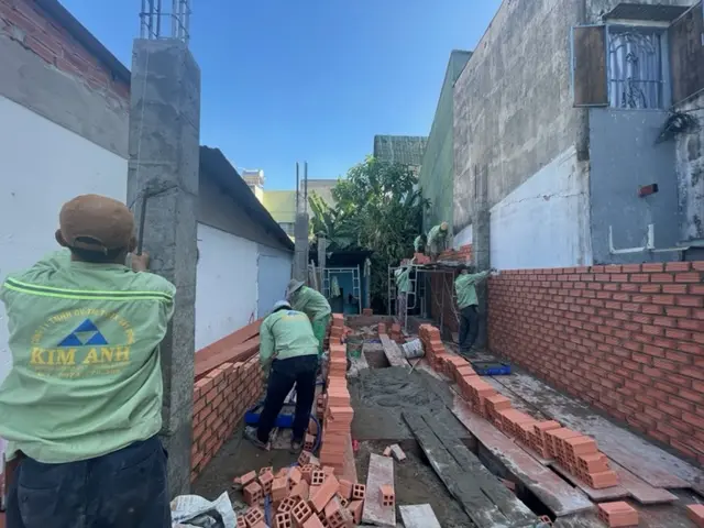 Thi c&ocirc;ng đổ cột v&agrave; x&acirc;y tường&nbsp;bao&nbsp;nh&agrave; phố B&agrave; Điểm H&oacute;c M&ocirc;n