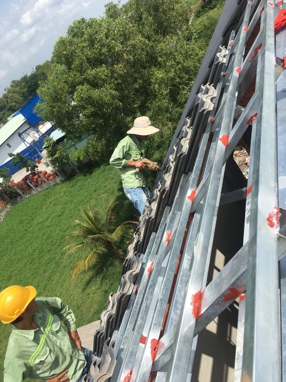 Lắp khung k&egrave;o th&eacute;p mạ kẽm v&agrave; lợp ng&oacute;i m&aacute;i th&aacute;i nh&agrave; tại Đức H&ograve;a Long An &ndash; X&acirc;y Dựng Kim Anh