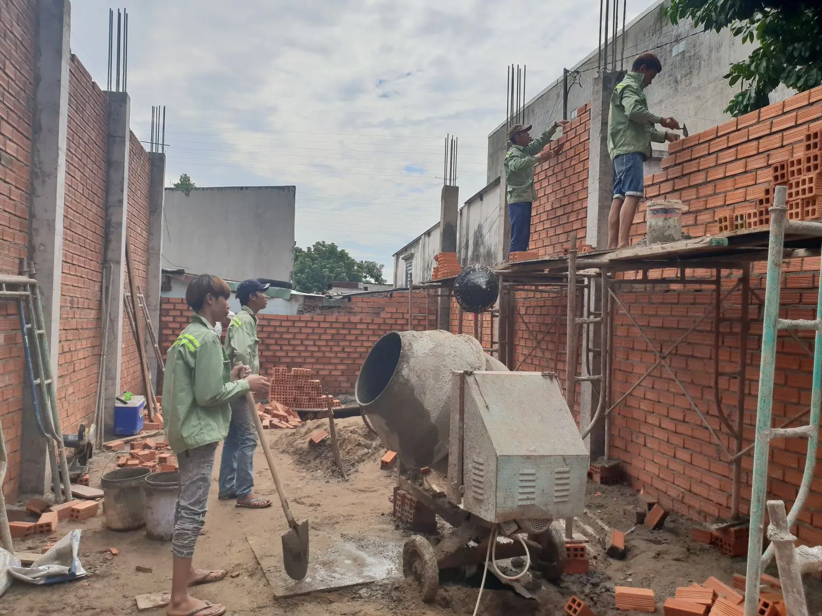 Thi c&ocirc;ng phần th&ocirc; s&agrave;n m&aacute;i v&agrave; đổ b&ecirc; t&ocirc;ng tầng tr&ecirc;n nh&agrave; phố T&acirc;n Ch&aacute;nh Hiệp Quận 12