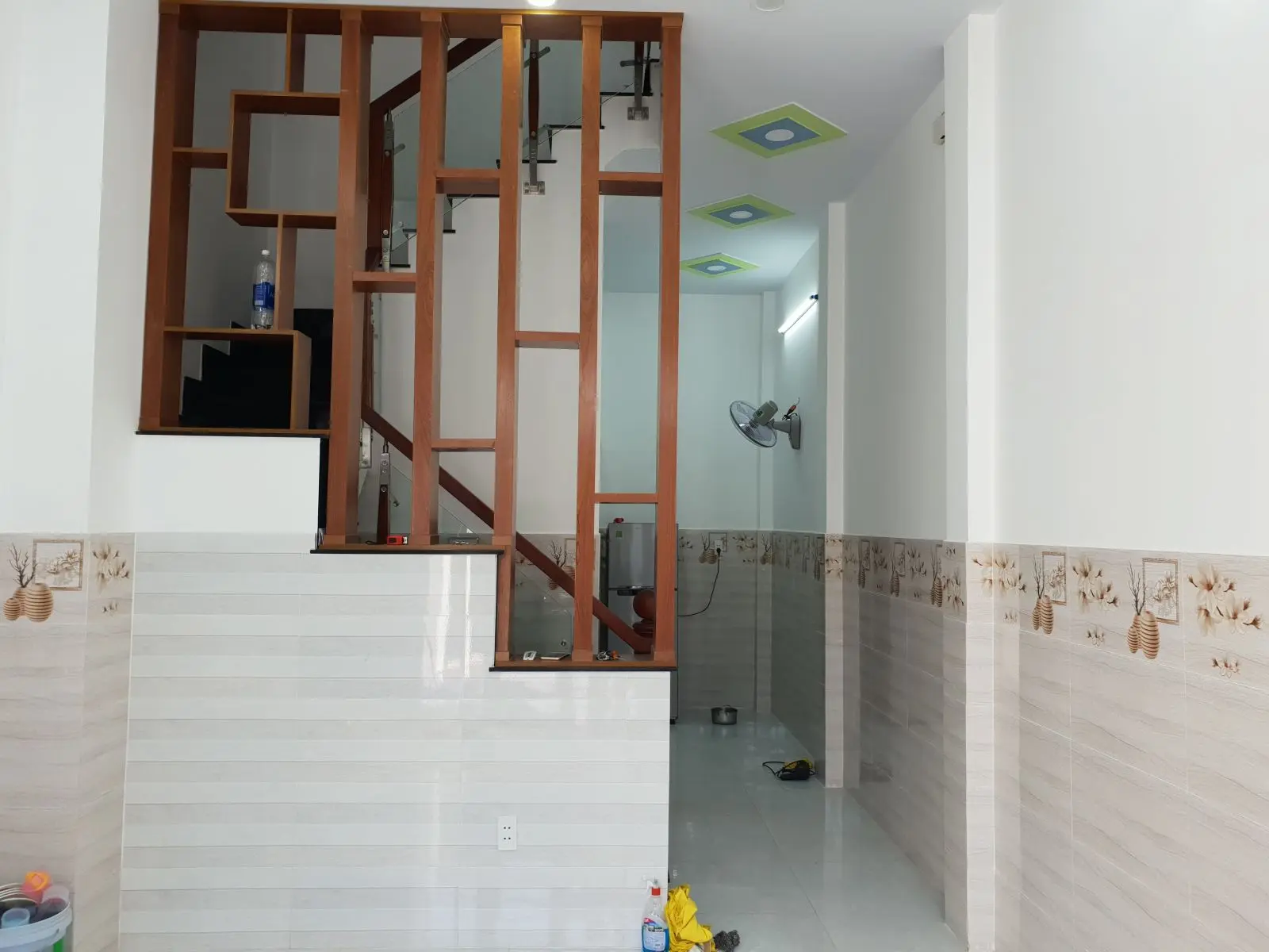 Ph&ograve;ng kh&aacute;ch v&agrave; cầu thang nh&agrave; phố trọn g&oacute;i T&acirc;n Ch&aacute;nh Hiệp Quận 12 &ndash; V&aacute;ch lam gỗ trang tr&iacute;