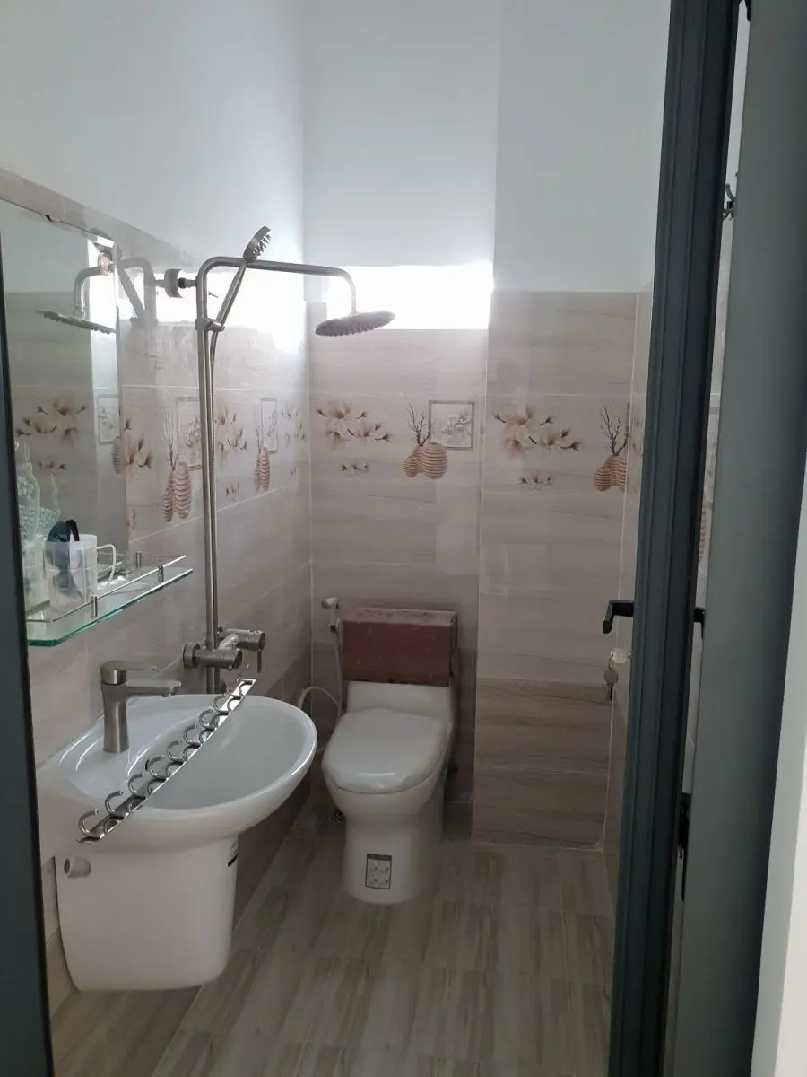 Nh&agrave; vệ sinh ho&agrave;n thiện ốp gạch v&acirc;n đ&aacute; nh&agrave; phố T&acirc;n Ch&aacute;nh Hiệp Quận 12 &ndash; X&acirc;y Dựng Kim Anh