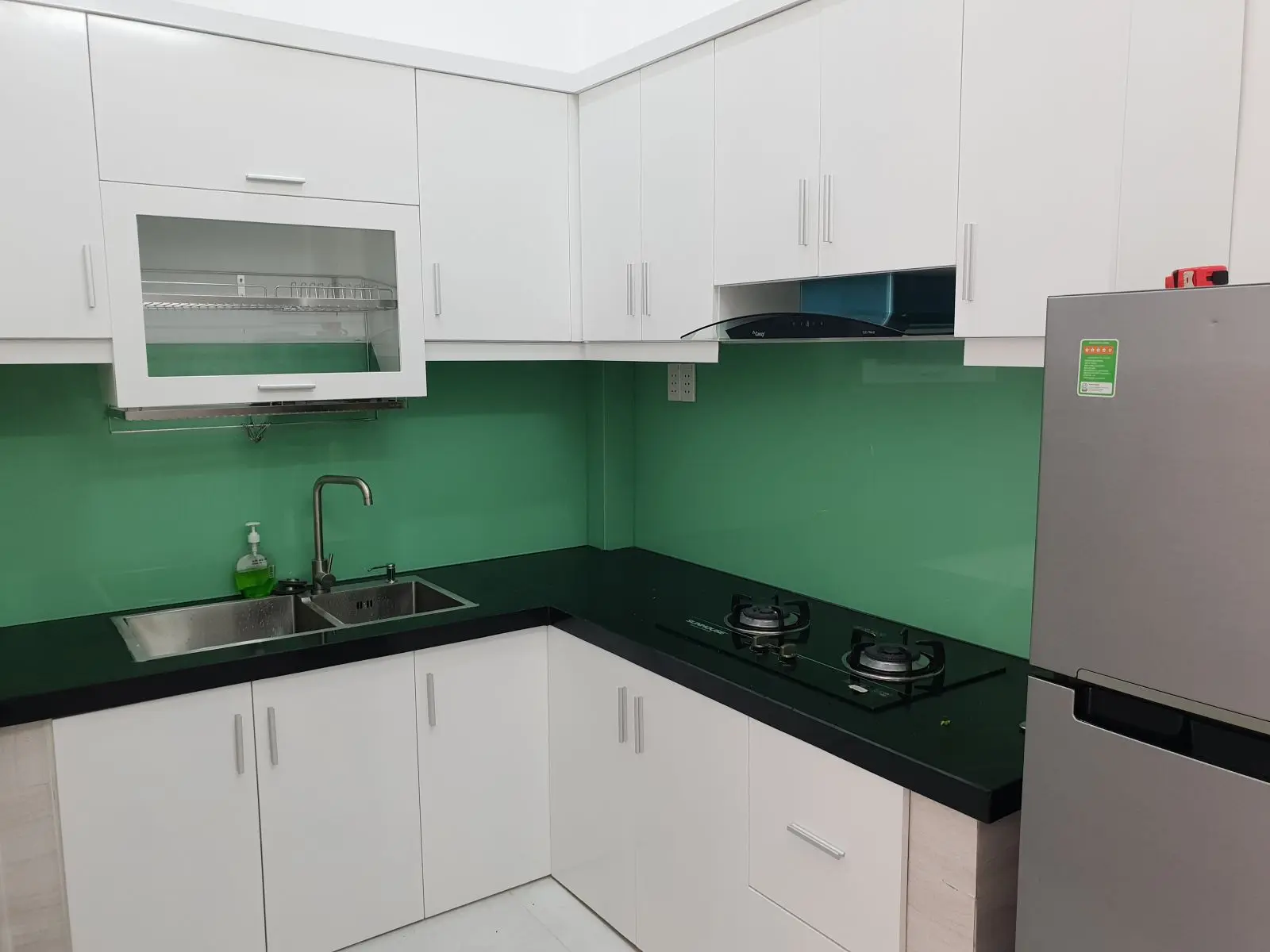 Khu bếp ho&agrave;n thiện tủ bếp trắng mặt đ&aacute; đen nh&agrave; phố trọn g&oacute;i T&acirc;n Ch&aacute;nh Hiệp Quận 12