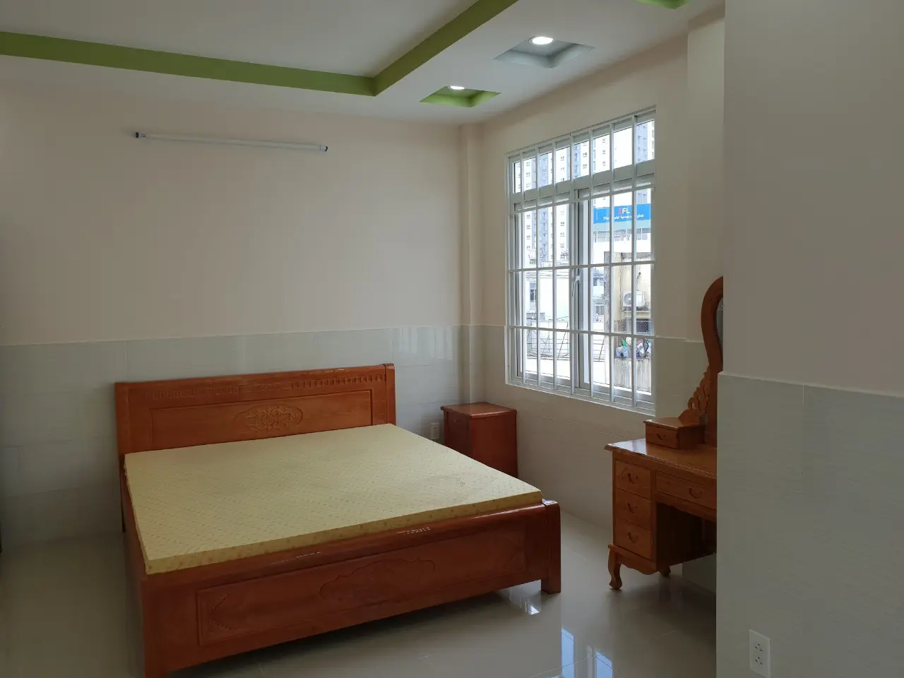 Ph&ograve;ng ngủ ho&agrave;n thiện nh&agrave; phố trọn g&oacute;i T&acirc;n Thới Nhất Quận 12 &ndash; T&ocirc;ng s&aacute;ng, gạch ốp ch&acirc;n tường