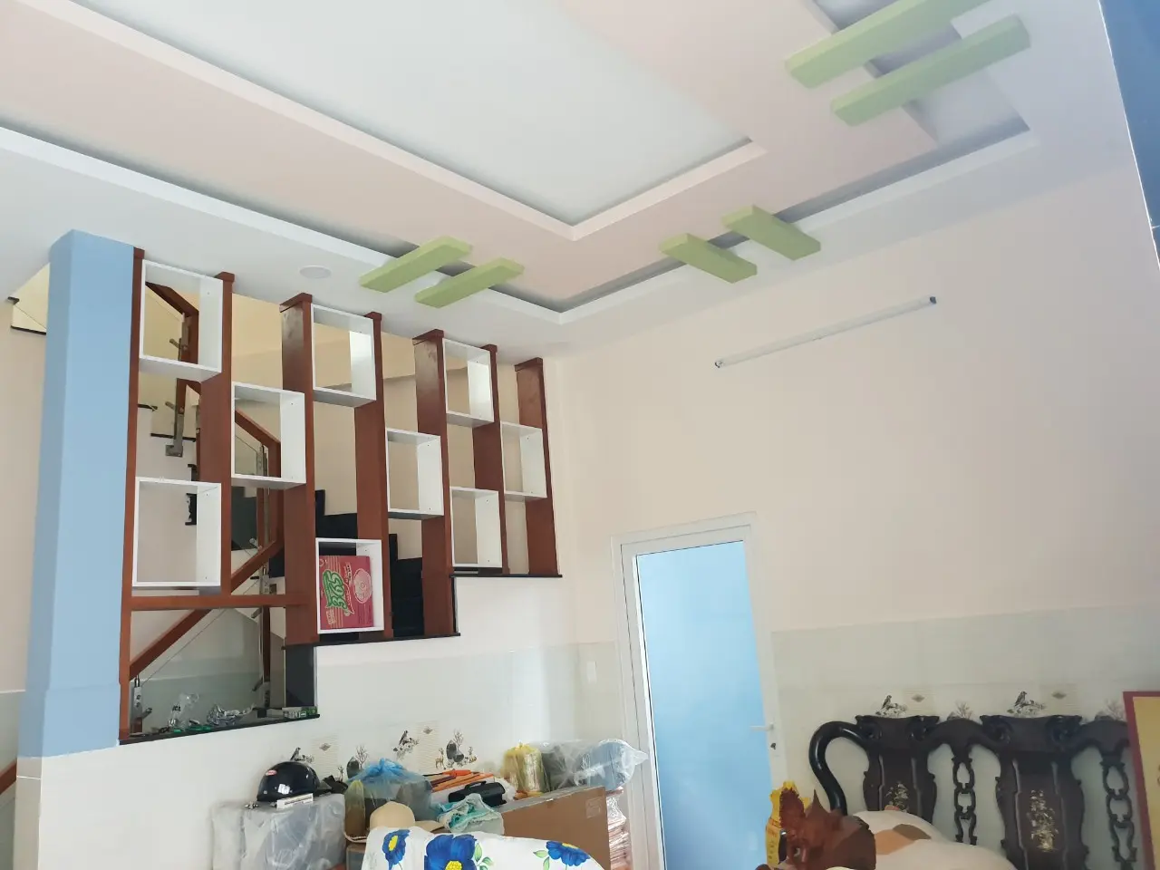 Khu vực cầu thang v&agrave; kệ trang tr&iacute; gỗ ho&agrave;n thiện nh&agrave; phố T&acirc;n Thới Nhất Quận 12
