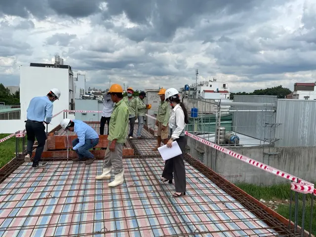 Gia chủ c&ugrave;ng kỹ sư Kim Anh nghiệm thu cốt th&eacute;p s&agrave;n m&aacute;i nh&agrave; phố Nguyễn Đ&igrave;nh Chiểu Quận 3