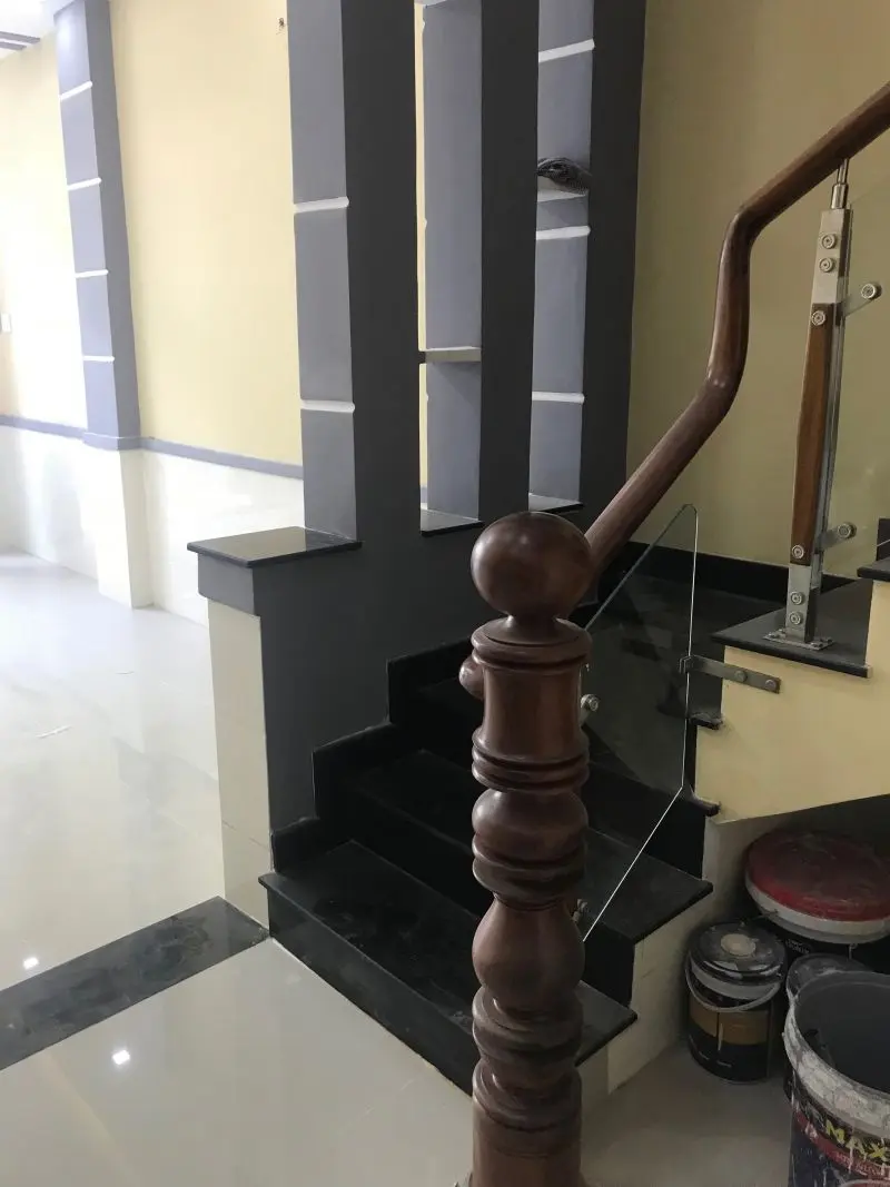 Cầu thang đ&aacute; granite v&agrave; tay vịn gỗ nh&agrave; phố Cao Lỗ Quận 8 &ndash; X&acirc;y Dựng Kim Anh ho&agrave;n thiện