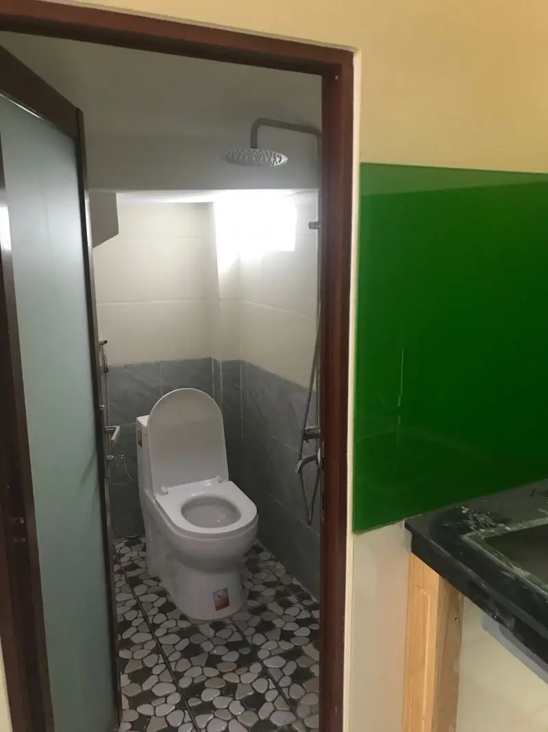 Nh&agrave; vệ sinh ho&agrave;n thiện ốp gạch giả đ&aacute; nh&agrave; phố đường Cao Lỗ Quận 8