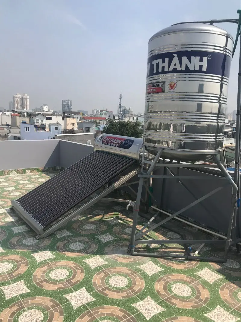 S&acirc;n thượng lắp m&aacute;y nước n&oacute;ng năng lượng mặt trời v&agrave; bồn inox nh&agrave; phố Cao Lỗ Quận 8