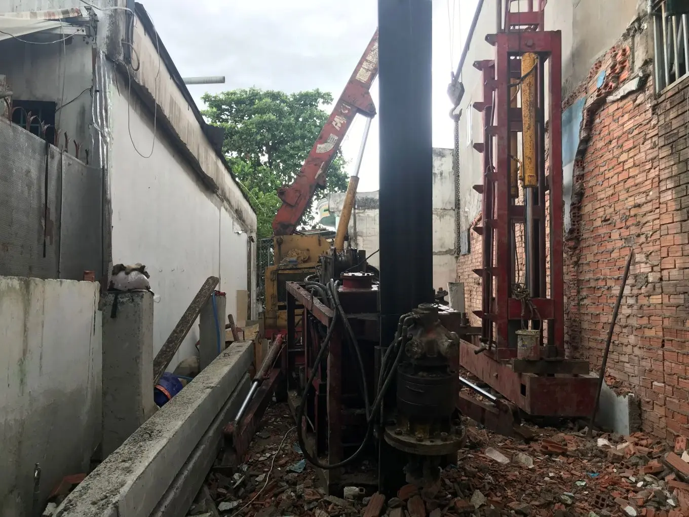 &Eacute;p cọc b&ecirc; t&ocirc;ng nh&agrave; phố trong hẻm đường Cao Lỗ Quận 8 &ndash; X&acirc;y Dựng Kim Anh thi c&ocirc;ng m&oacute;ng cọc