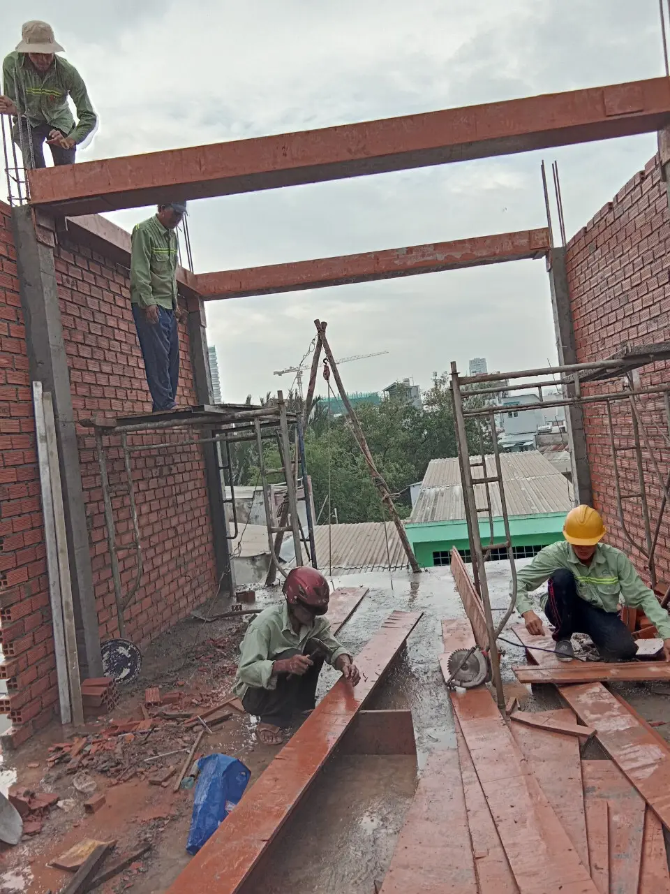 Thi c&ocirc;ng dầm v&agrave; lanh t&ocirc; tầng lầu nh&agrave; phố Cao Lỗ Quận 8 &ndash; Đội X&acirc;y Dựng Kim Anh