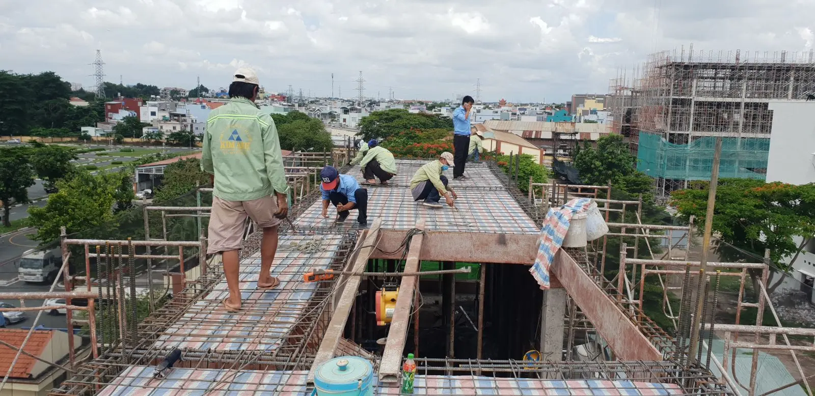 Đan th&eacute;p s&agrave;n lầu nh&agrave; phố 3 tầng đường Cao Lỗ Quận 8 trước khi đổ b&ecirc; t&ocirc;ng