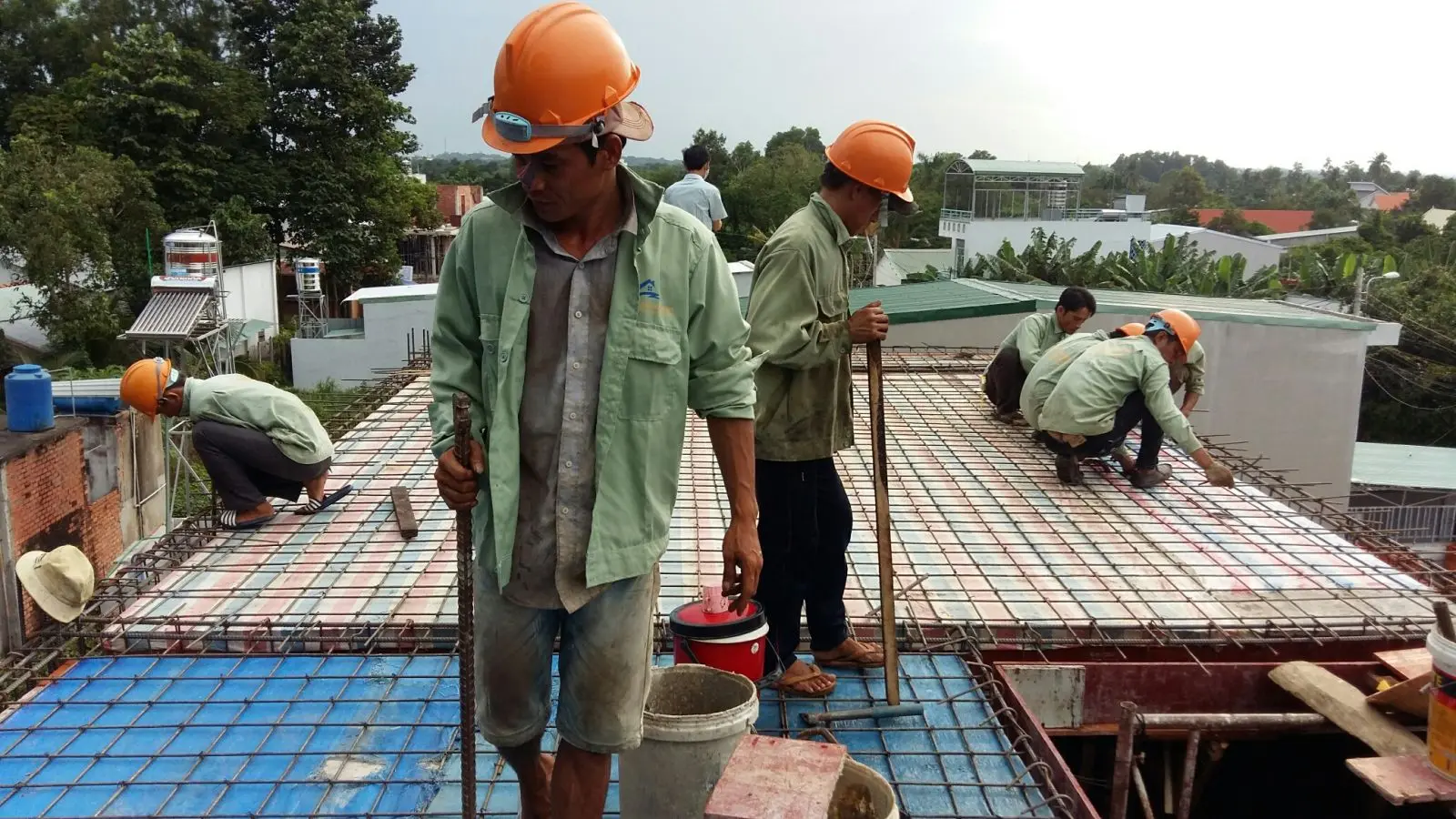 Đổ b&ecirc; t&ocirc;ng s&agrave;n m&aacute;i BTCT nh&agrave; phố 3 tầng đường Cao Lỗ Quận 8 của X&acirc;y Dựng Kim Anh
