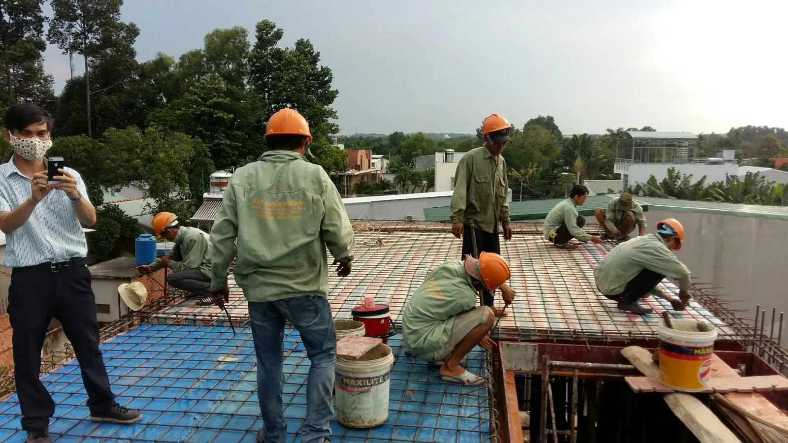 Công tác đan sắt sàn lầu 1 chuẩn bị đổ bê tông