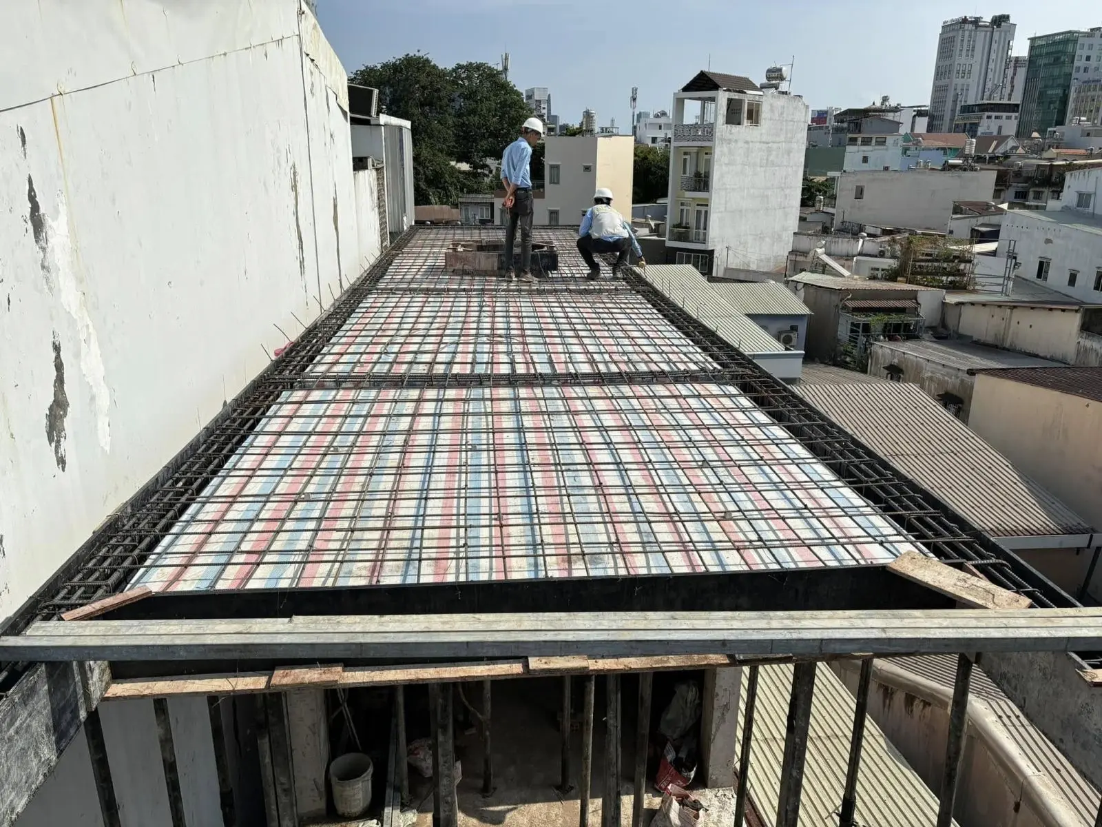 Công tác đan sắt sàn lầu 2 chuẩn bị đổ bê tông sàn