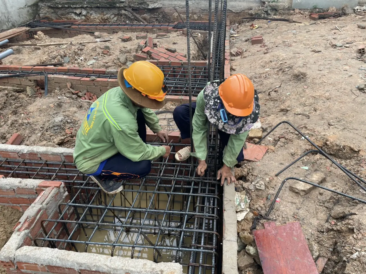 C&ocirc;ng nh&acirc;n Kim Anh buộc cốt th&eacute;p m&oacute;ng băng tại c&ocirc;ng tr&igrave;nh Long Trường Thủ Đức