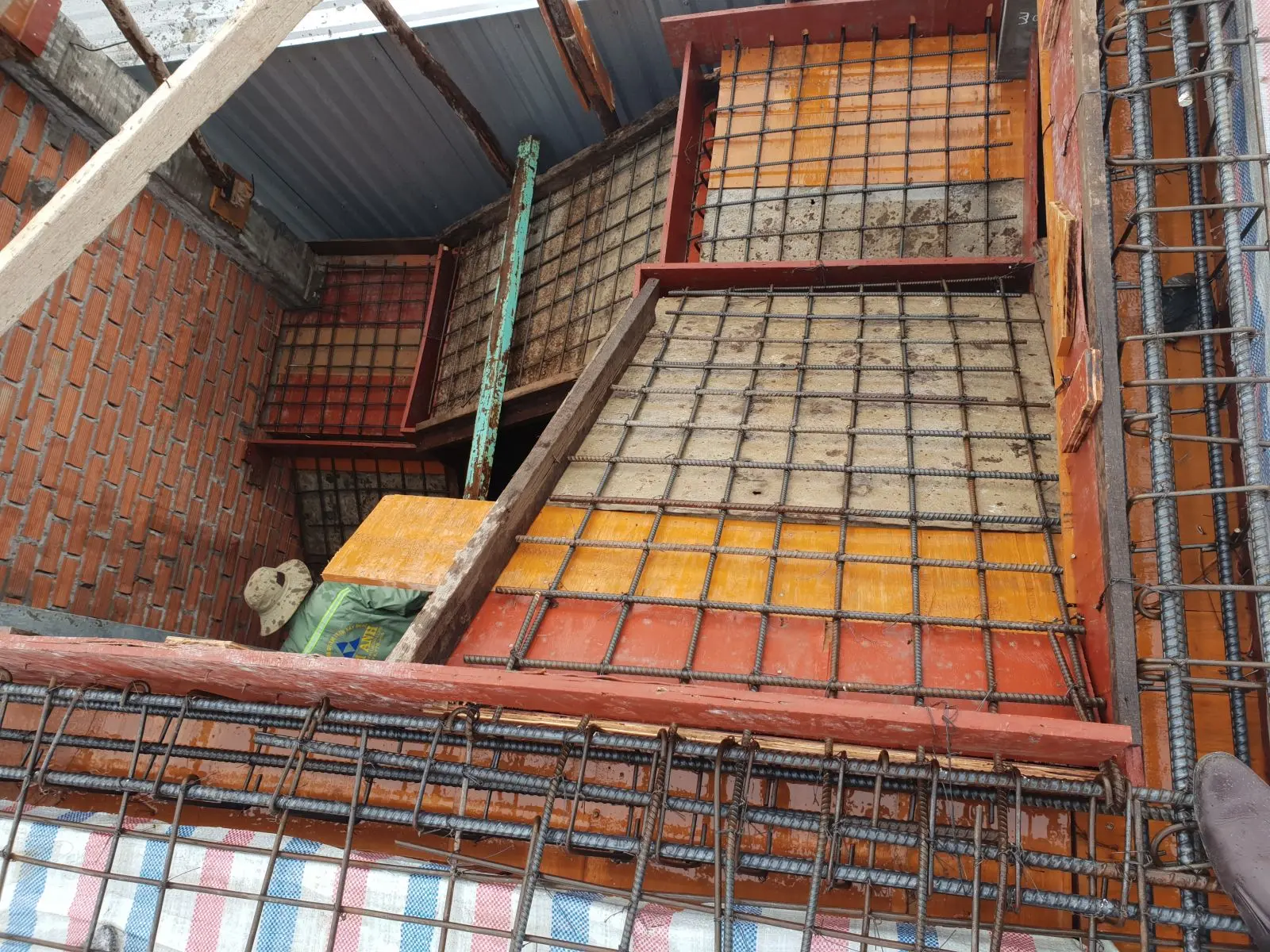 Thi c&ocirc;ng cầu thang b&ecirc; t&ocirc;ng cốt th&eacute;p tại nh&agrave; phố Thạnh Mỹ Lợi Thủ Đức