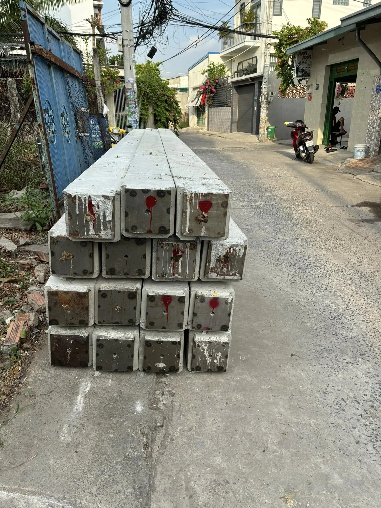 Cọc được tập kết đến c&ocirc;ng tr&igrave;nh để c&ocirc;ng t&aacute;c &eacute;p cọc