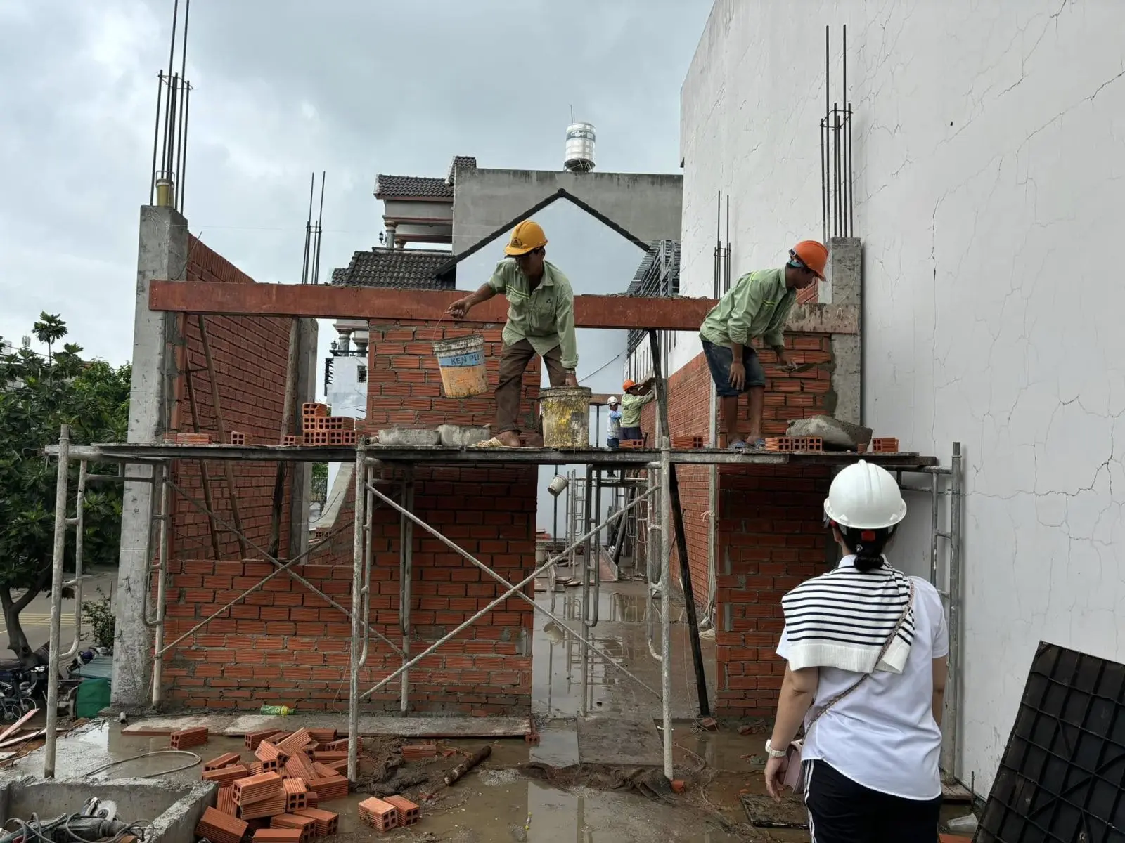 Thi c&ocirc;ng phần th&ocirc; (Khung xương c&ocirc;ng tr&igrave;nh)