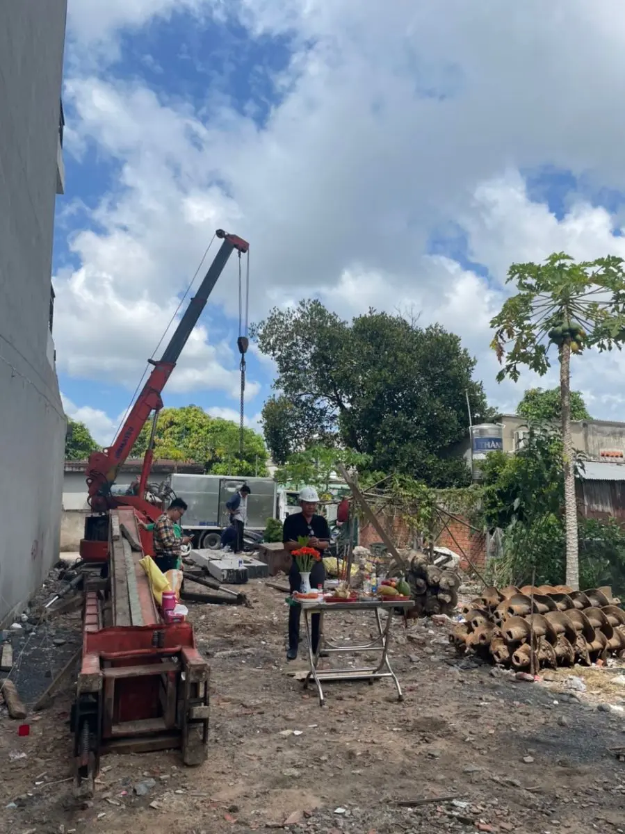 Kỹ sư Kim Anh đang gi&aacute;m s&aacute;t m&aacute;y &eacute;p cọc neo tại một c&ocirc;ng tr&igrave;nh hẻm nhỏ phường T&acirc;n Ch&aacute;nh Hiệp, Quận 12