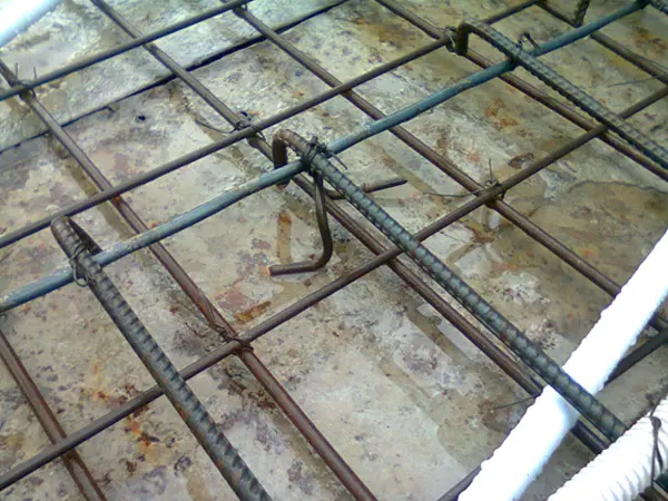 Kim Anh bố tr&iacute; ch&acirc;n ch&oacute; giữa 2 lớp th&eacute;p s&agrave;n