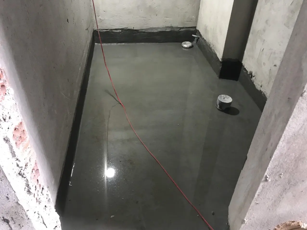 Tiến hành bơm ngâm nước 48h để kiểm tra