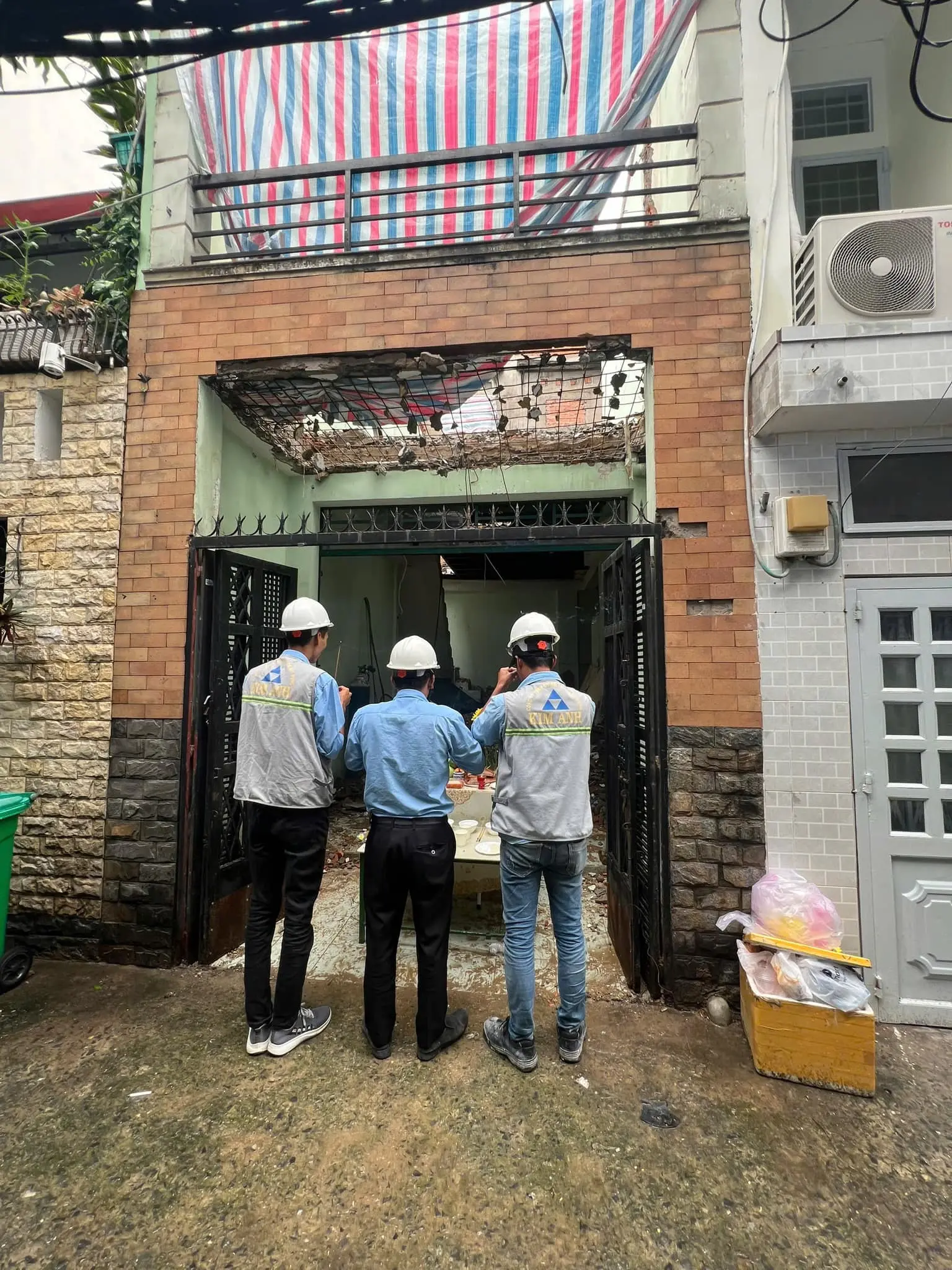 Kim Anh tiến h&agrave;nh đập nh&agrave; cũ để x&acirc;y mới c&ocirc;ng tr&igrave;nh tại Quận 10
