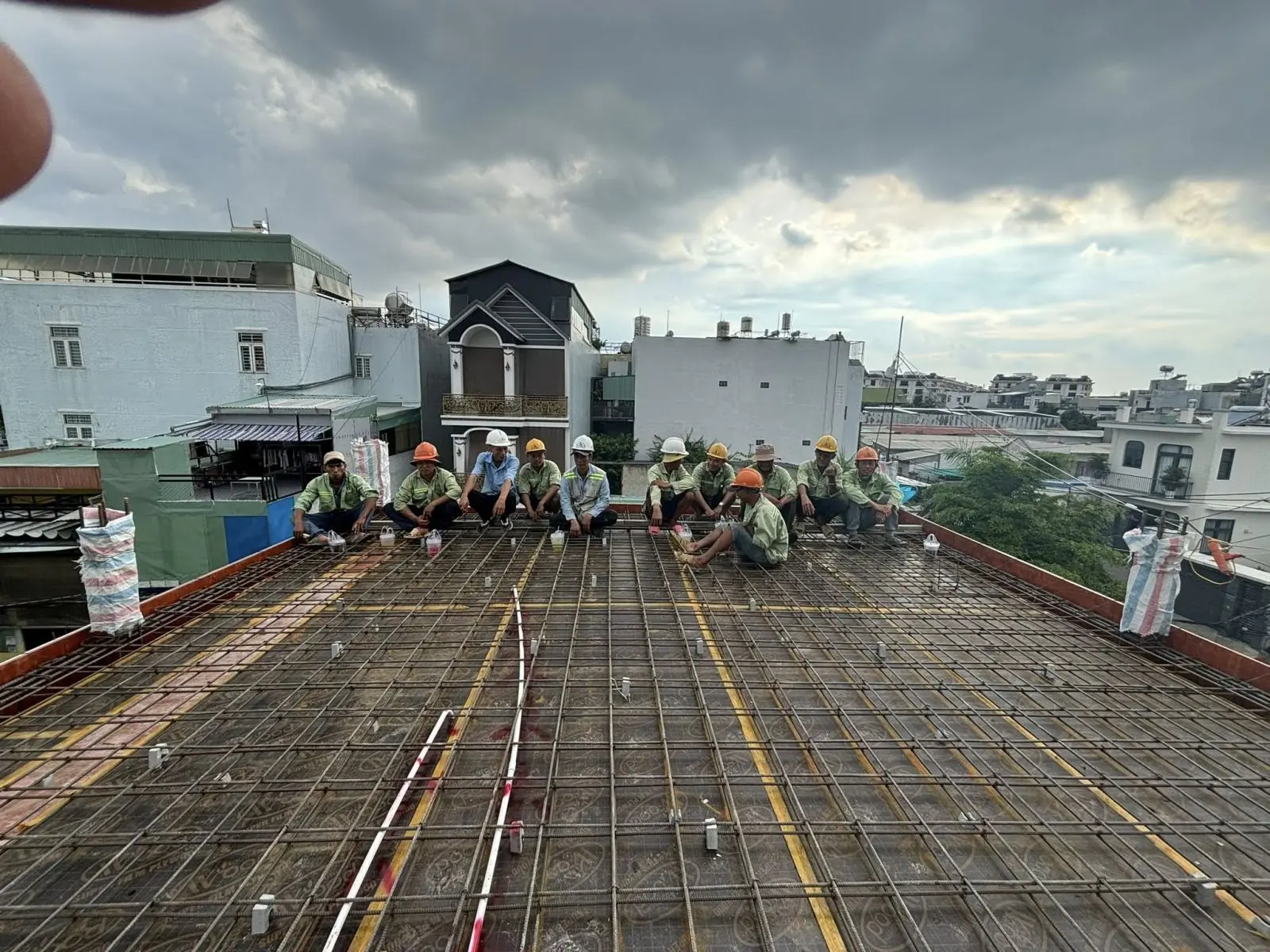 H&igrave;nh ảnh đội ngũ thợ tay nghề cao thuộc bi&ecirc;n chế trực tiếp của X&acirc;y Dựng Kim Anh đang thi c&ocirc;ng miệt m&agrave;i tại c&ocirc;ng trường, dưới sự gi&aacute;m s&aacute;t chặt chẽ của kỹ sư