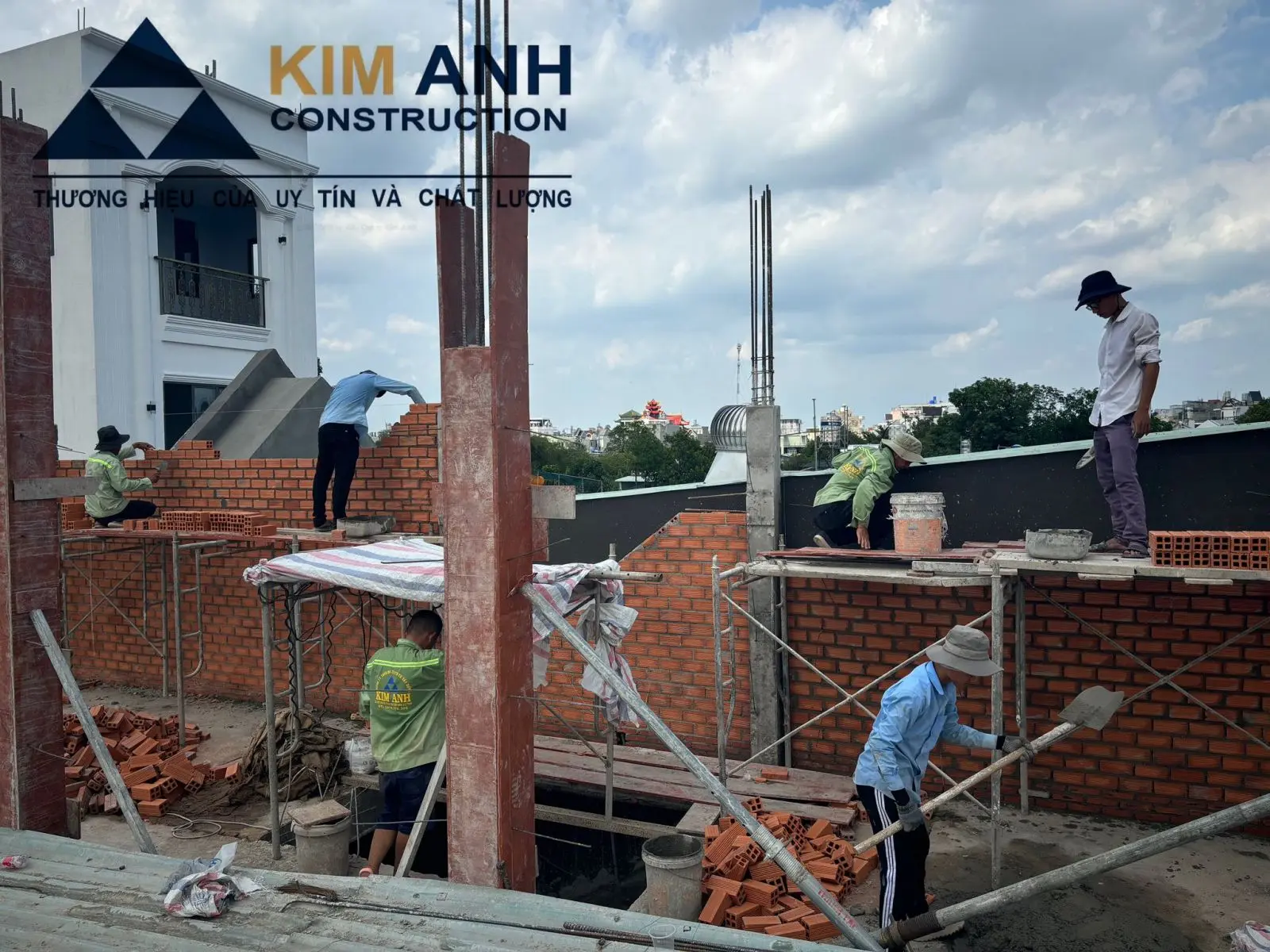 C&ocirc;ng trường thi c&ocirc;ng m&ugrave;a kh&ocirc; r&aacute;o, vật tư được sắp xếp gọn g&agrave;ng, thợ l&agrave;m việc li&ecirc;n tục