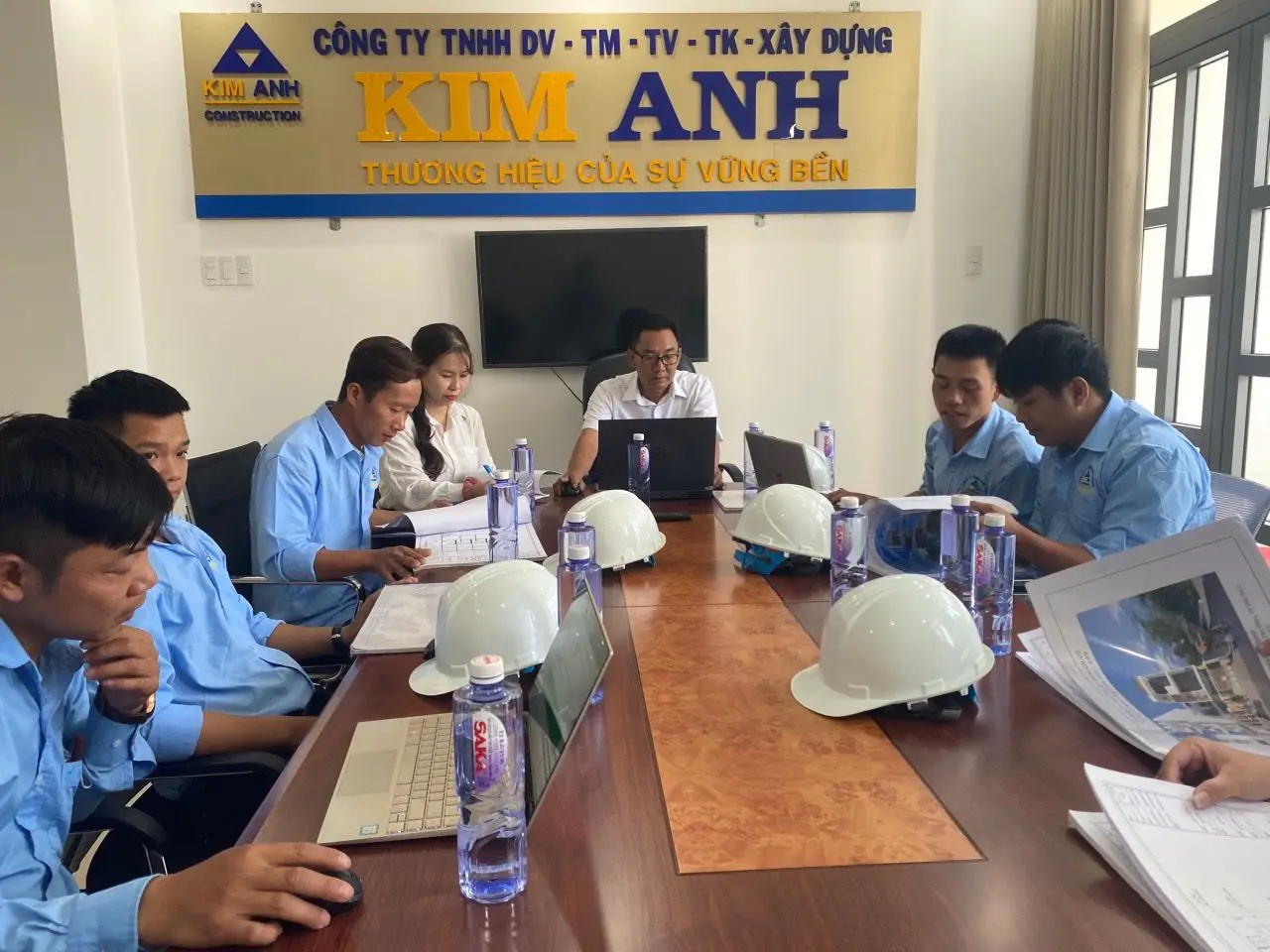 H&igrave;nh ảnh đội ngũ kỹ sư X&acirc;y Dựng Kim Anh đang l&agrave;m việc trực tiếp với kh&aacute;ch h&agrave;ng tại văn ph&ograve;ng c&ocirc;ng ty minh bạch, r&otilde; r&agrave;ng