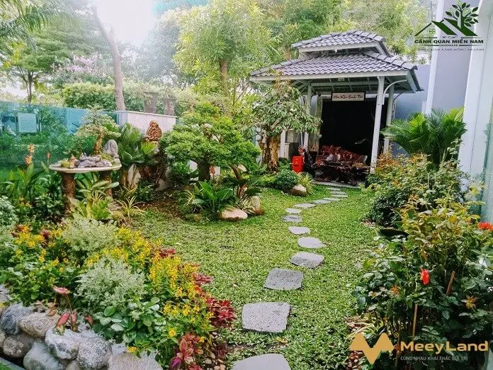Mẫu s&acirc;n vườn với c&acirc;y xanh v&agrave; tiểu cảnh - Mẫu 3 (Nguồn Internet)