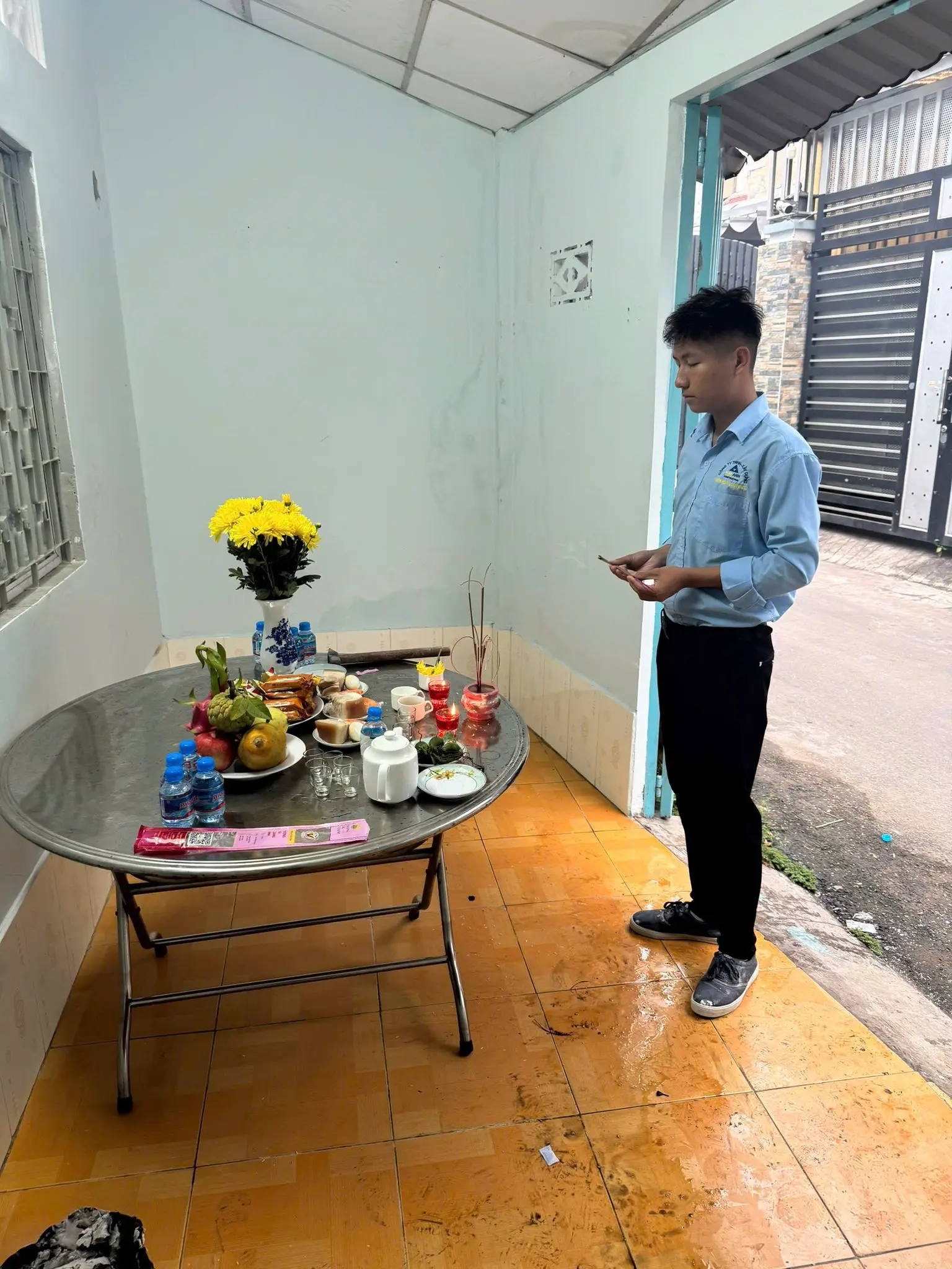 Người mượn tuổi tiến hành đọc văn khấn thổ công