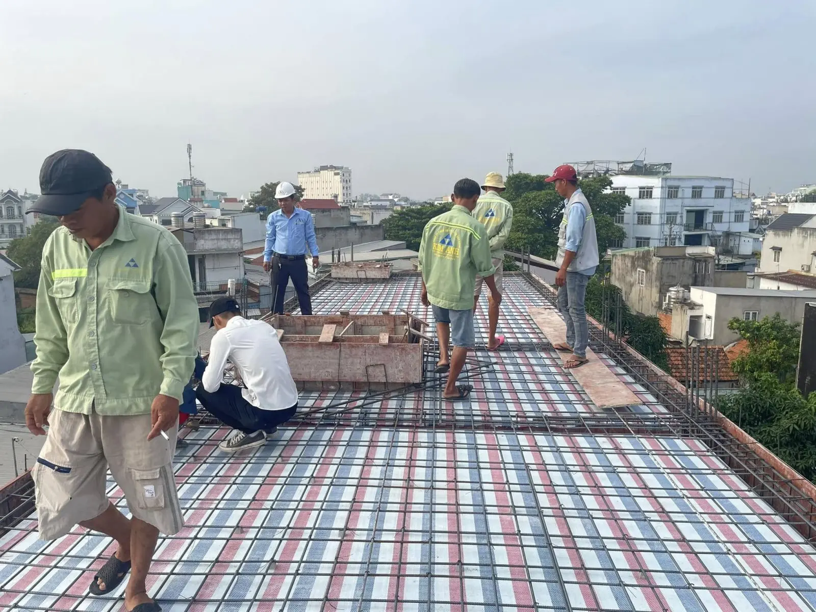 Xây Dựng Kim Anh khởi động việc đổ mẻ bê tông mái đầu tiên