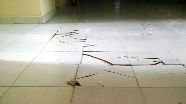 Dấu hiệu nh&agrave; cần sửa sụt nền l&uacute;n cục bộ khe hở tường s&agrave;n