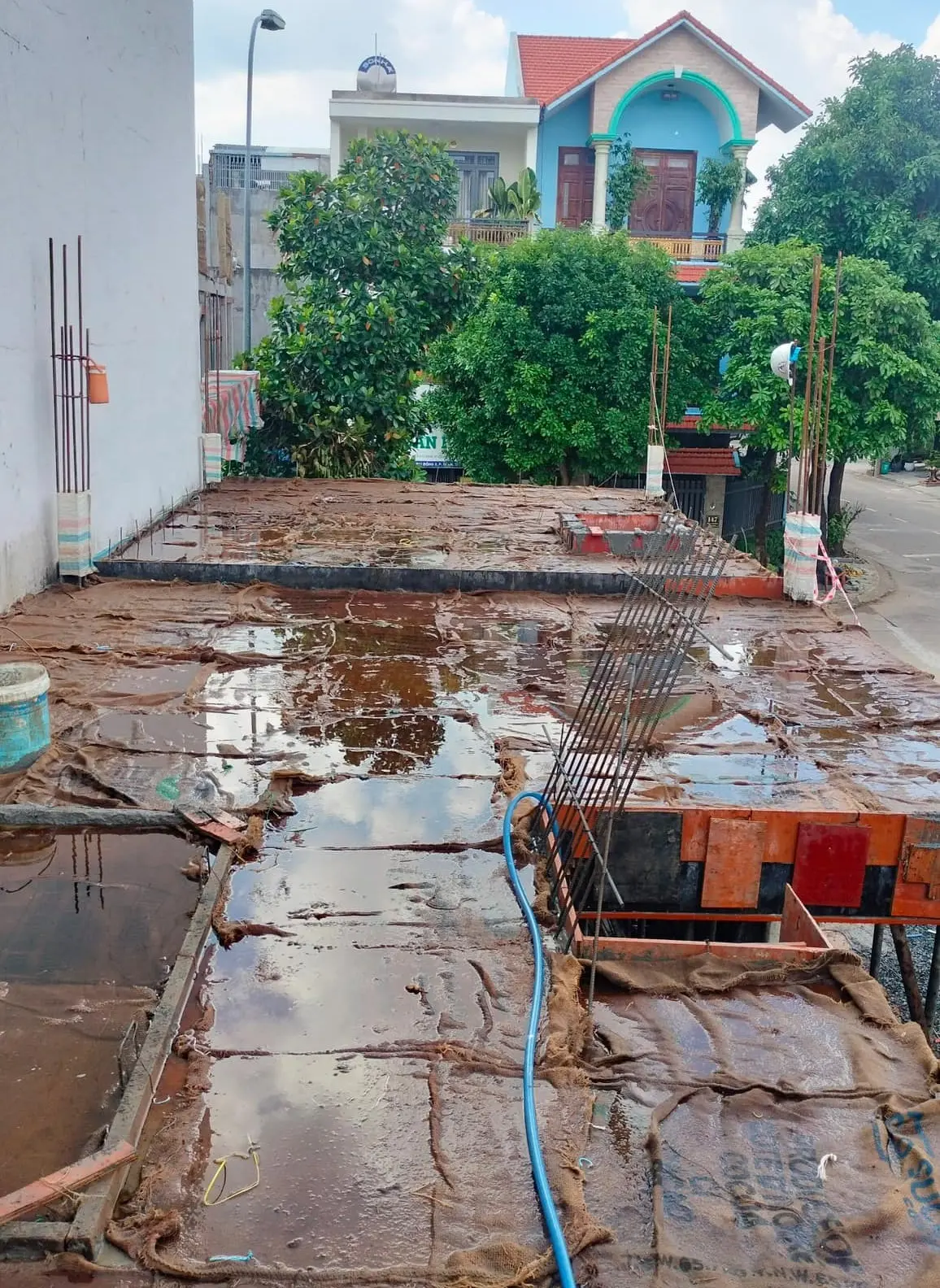 Rải bao bố và tưới nước nhằm bảo dưỡng bê tông