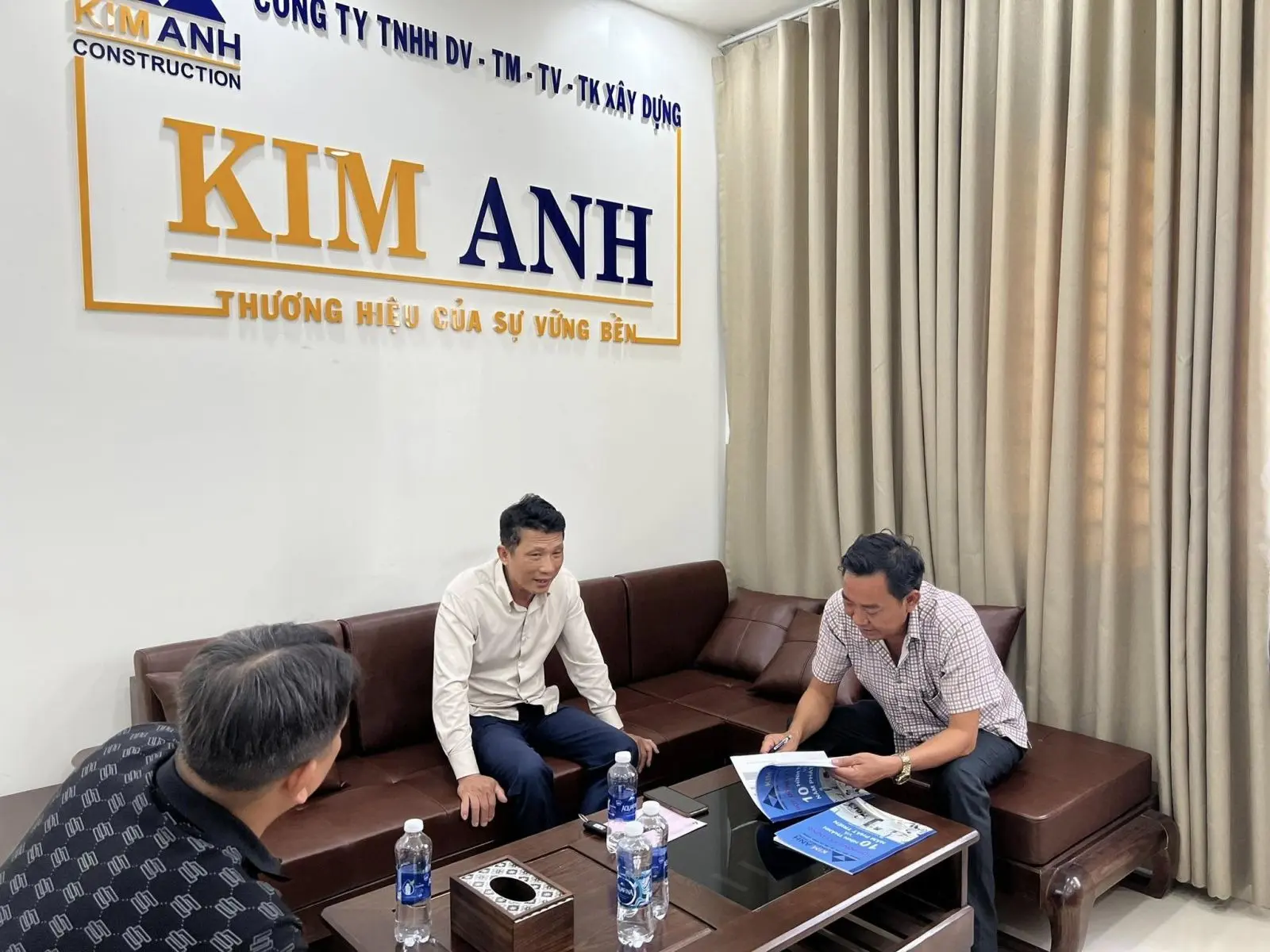 Hình ảnh khách hàng tươi cười, bắt tay cùng Giám đốc Xây Dựng Kim Anh sau khi ký kết hợp đồng tại văn phòng công ty