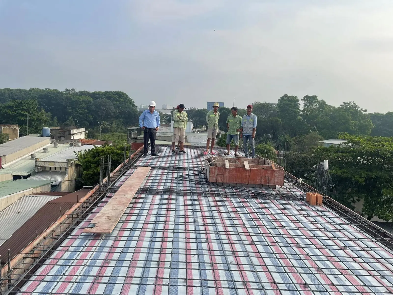 Lắp dựng ván khuôn dầm, sàn. Bố trí cốt thép dầm sàn 2 lớp. Đổ bê tông dầm sàn các tầng