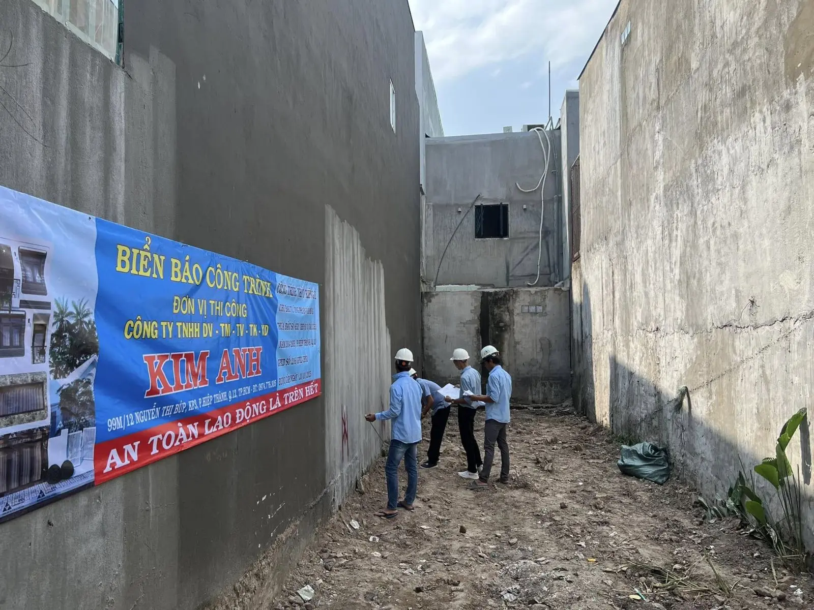 Hình ảnh thợ thi công Kim Anh đang định vị tim móng và lắp đặt cốt thép đà kiềng tại công trình thực tế