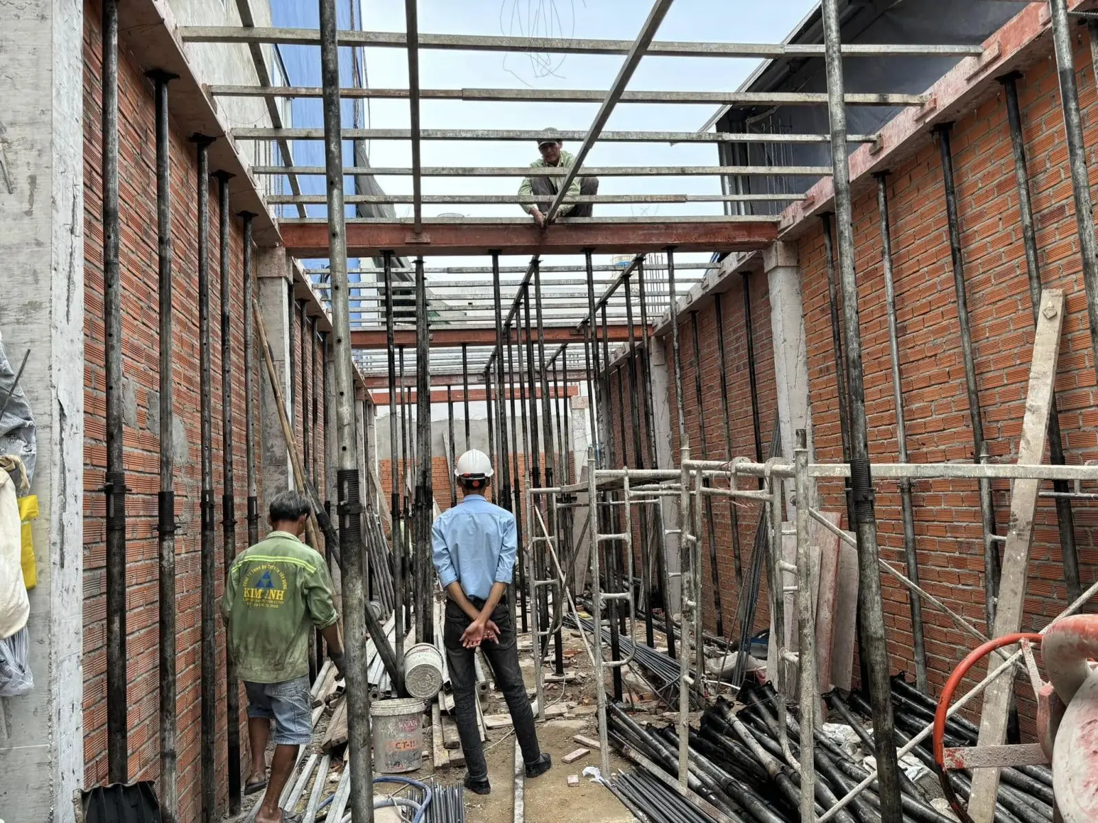 Hình ảnh công nhân Kim Anh đang tiến hành xây tường bao