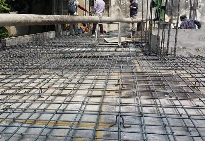 H&igrave;nh ảnh c&ocirc;ng tr&igrave;nh d&ugrave;ng "ch&acirc;n ch&oacute;" bằng th&eacute;p (cục k&ecirc; sắt h&igrave;nh chữ Z) để chống đỡ, t&aacute;ch biệt r&otilde; r&agrave;ng lớp th&eacute;p tr&ecirc;n v&agrave; lớp th&eacute;p dưới