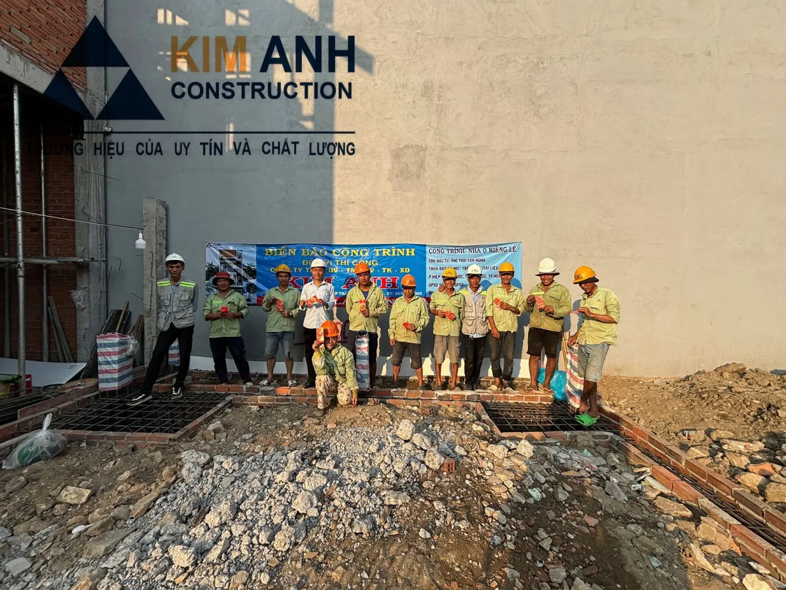 Cận cảnh đội thợ Kim Anh đang thi c&ocirc;ng đan th&eacute;p đ&agrave;i m&oacute;ng cọc tại c&ocirc;ng tr&igrave;nh nh&agrave; phố Quận T&acirc;n B&igrave;nh