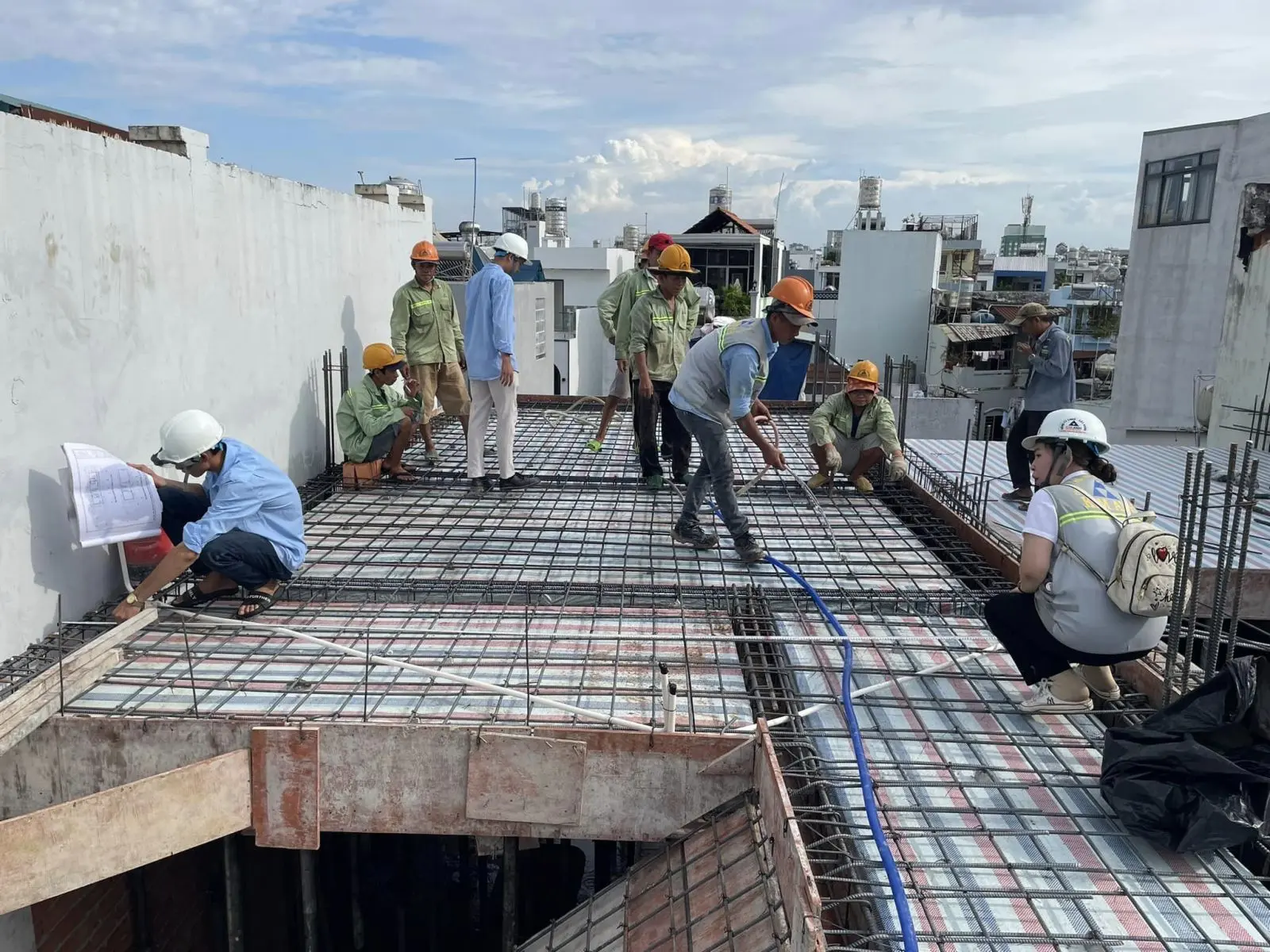 Cận cảnh đội thợ Kim Anh đang thi c&ocirc;ng đan th&eacute;p s&agrave;n c&aacute;c tầng