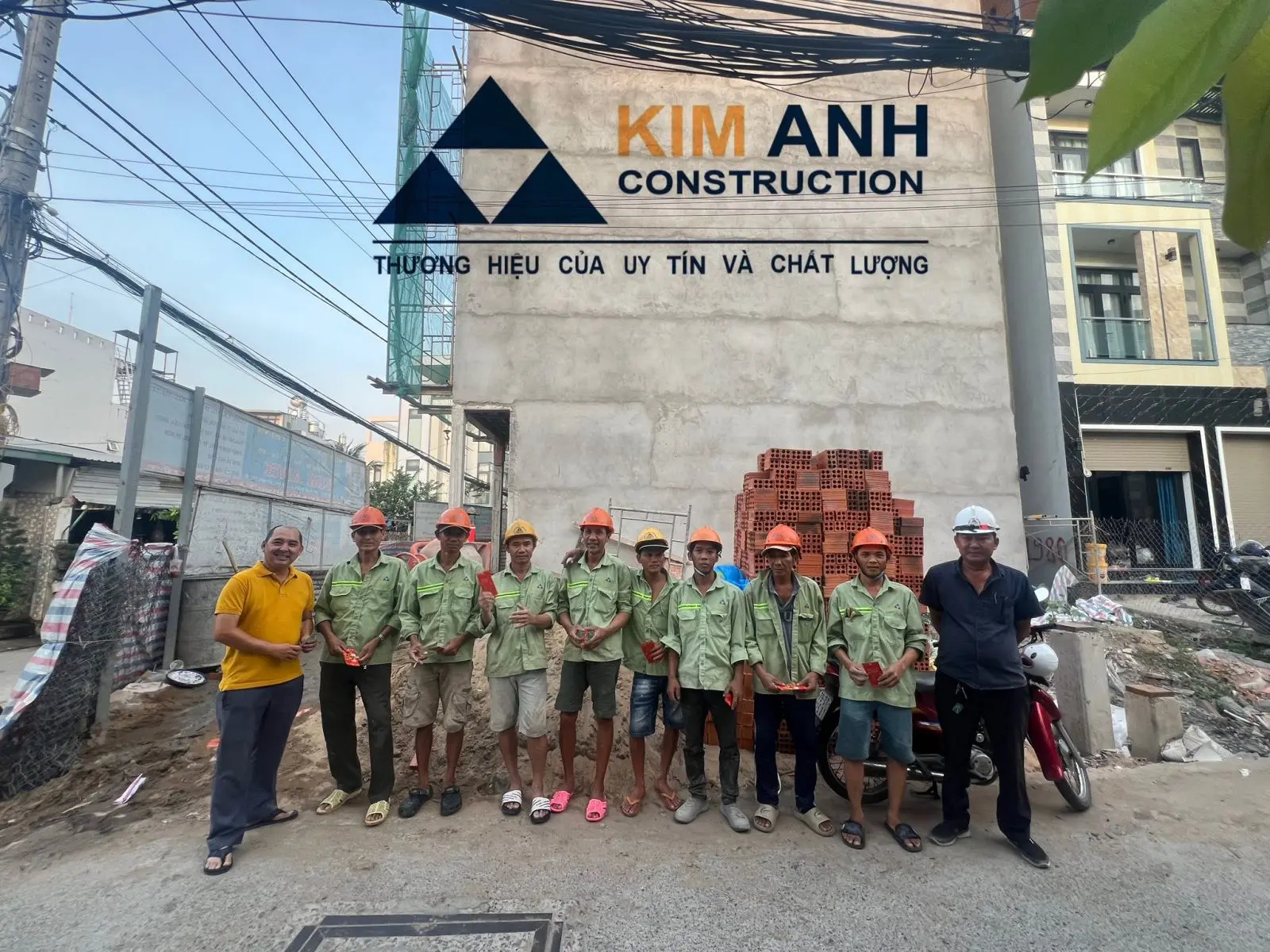 Đội ngũ kỹ sư v&agrave; c&ocirc;ng nh&acirc;n X&acirc;y Dựng Kim Anh mang đồng phục bảo hộ, đang tập trung thi c&ocirc;ng chuy&ecirc;n nghiệp tại c&ocirc;ng trường