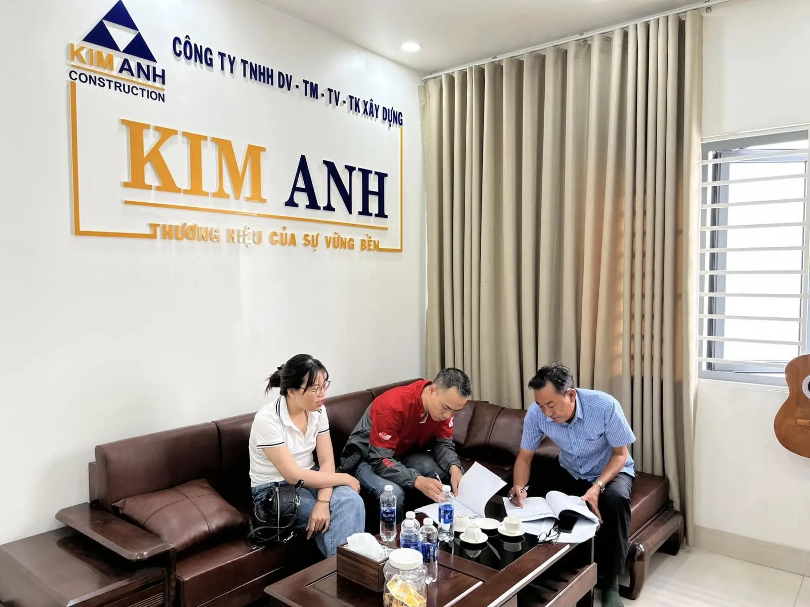 Gi&aacute;m đốc X&acirc;y Dựng Kim Anh đang trực tiếp k&yacute; kết hợp đồng thi c&ocirc;ng c&ugrave;ng kh&aacute;ch h&agrave;ng tại văn ph&ograve;ng c&ocirc;ng ty