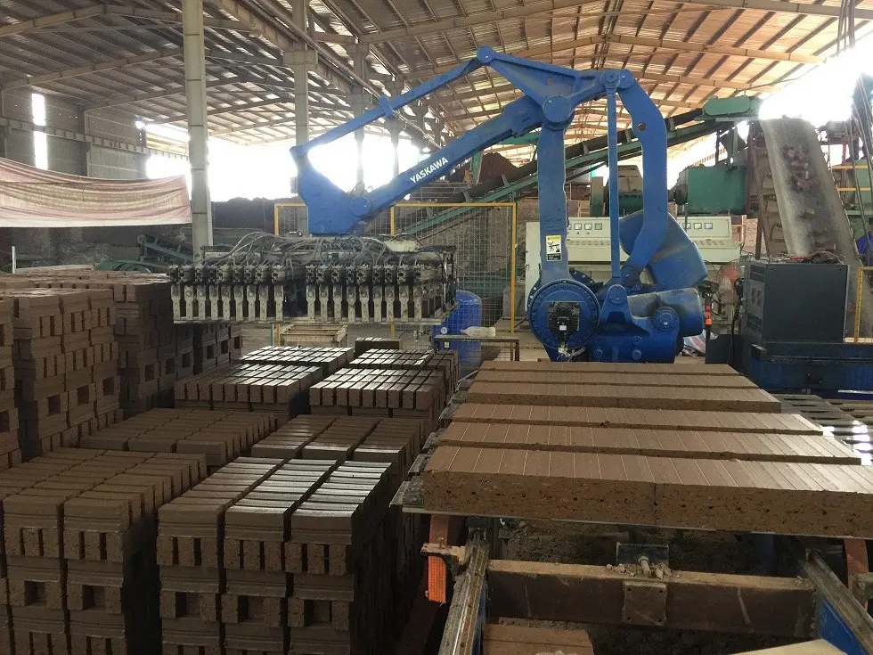 Dây chuyền sản xuất tự động khép kín bên trong một nhà máy gạch Tuynel thương hiệu lớn